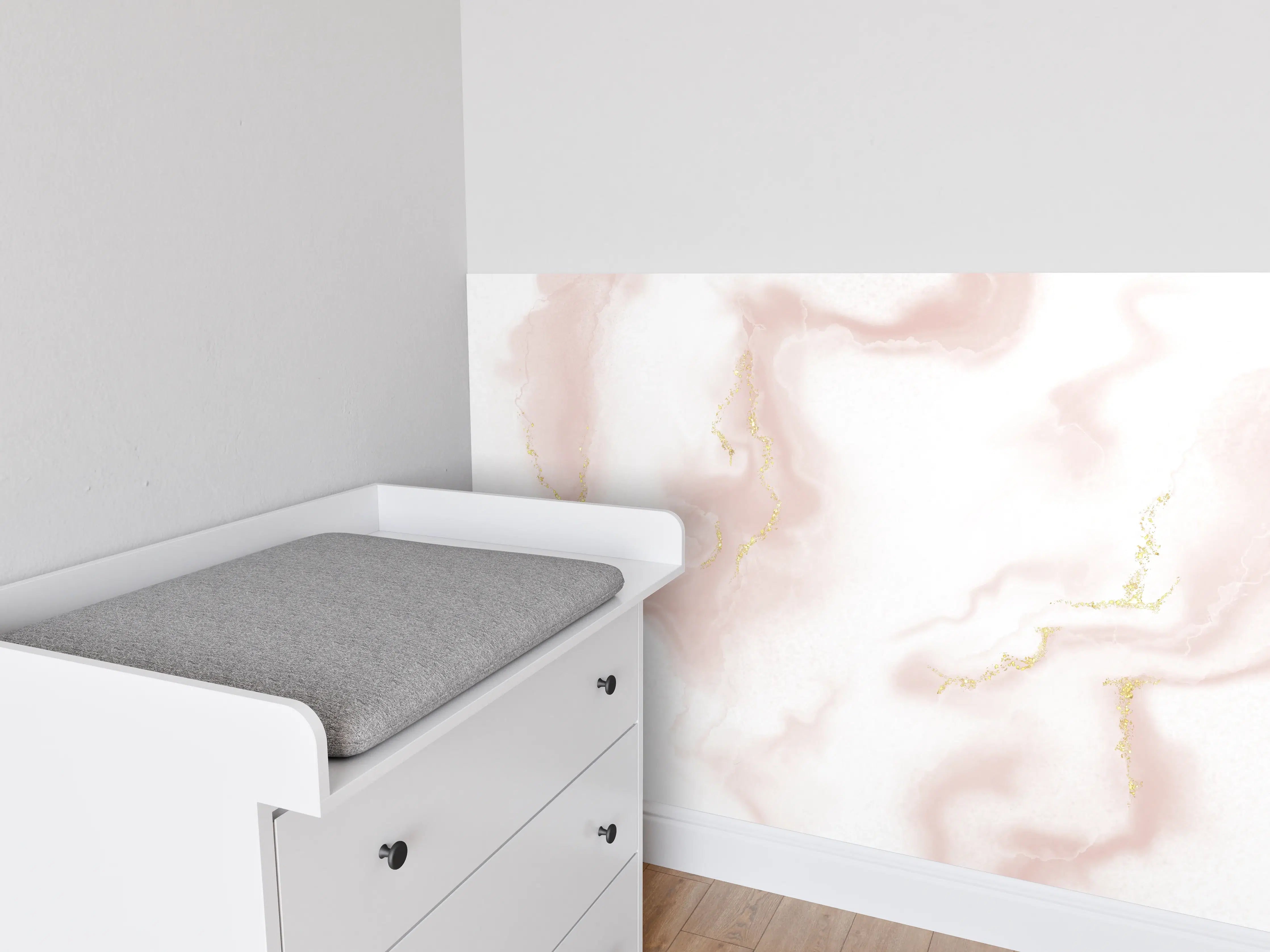 Babyzimmer Wandgestaltung - Weiß-rosé marmorierte Oberfläche mit goldenen Akzenten
