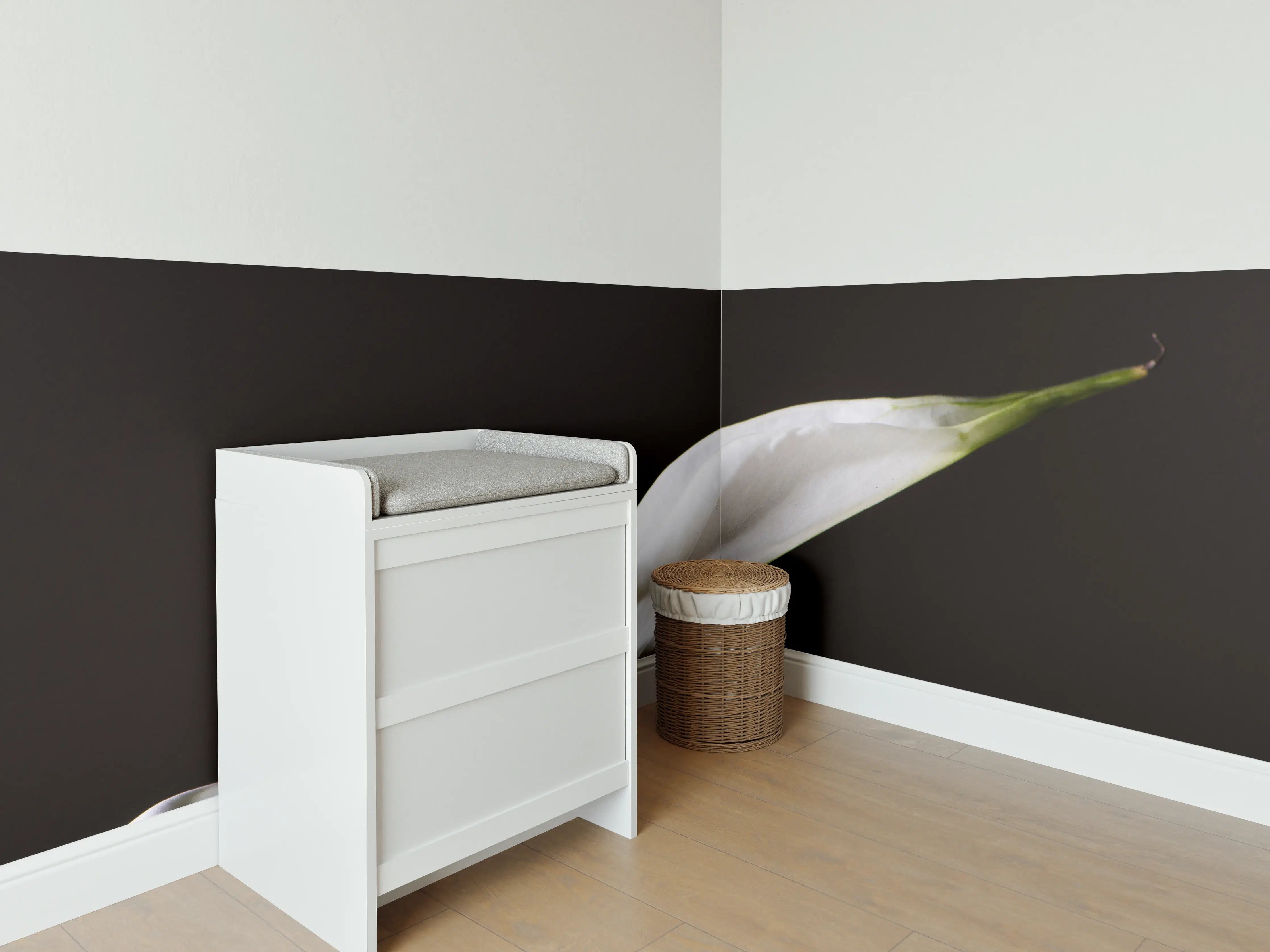 Babyzimmer Wandgestaltung - Weiße Blume auf schwarzem Hintergrund