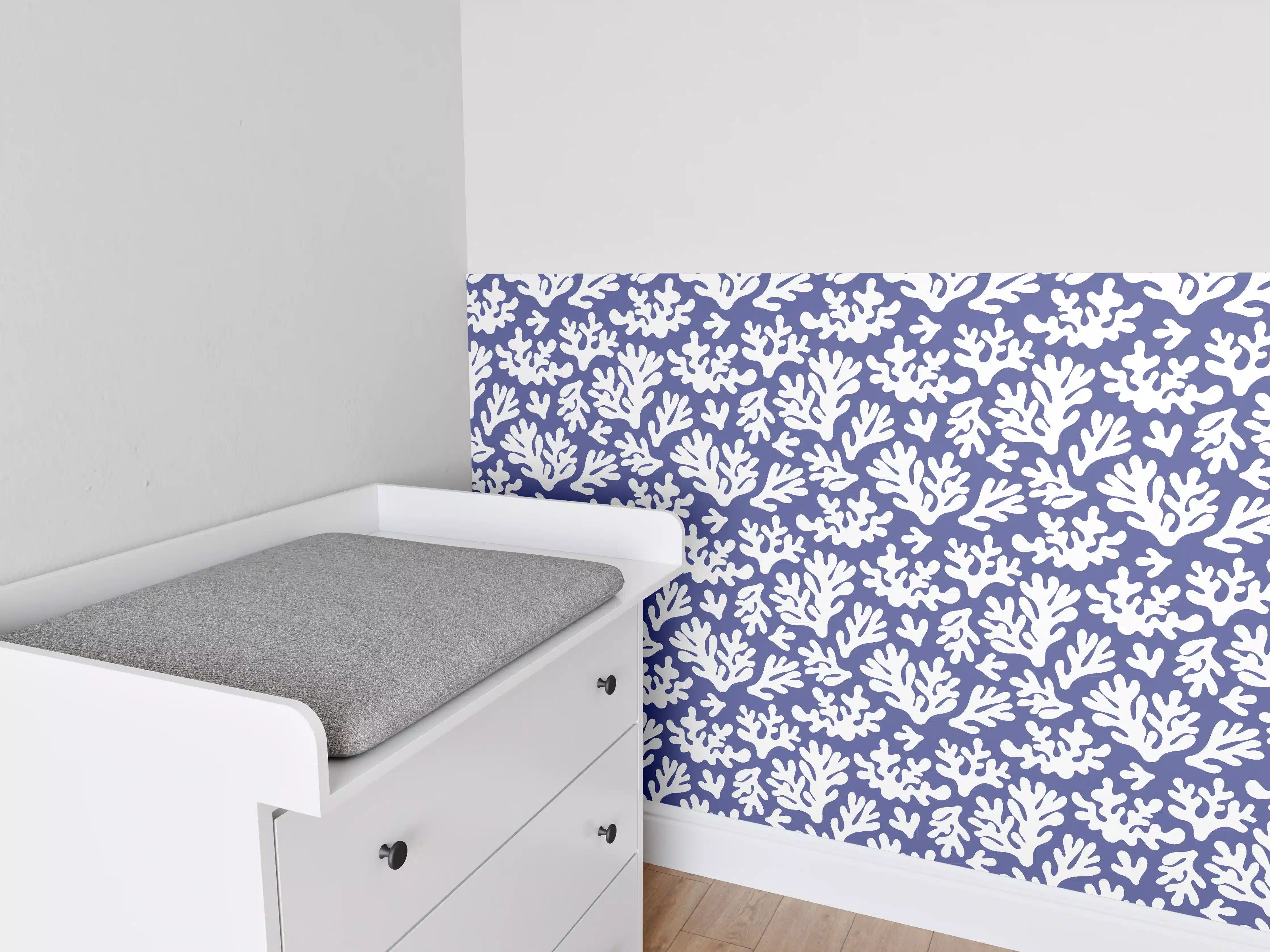 Babyzimmer Wandgestaltung - Weiße Korallen auf Blau