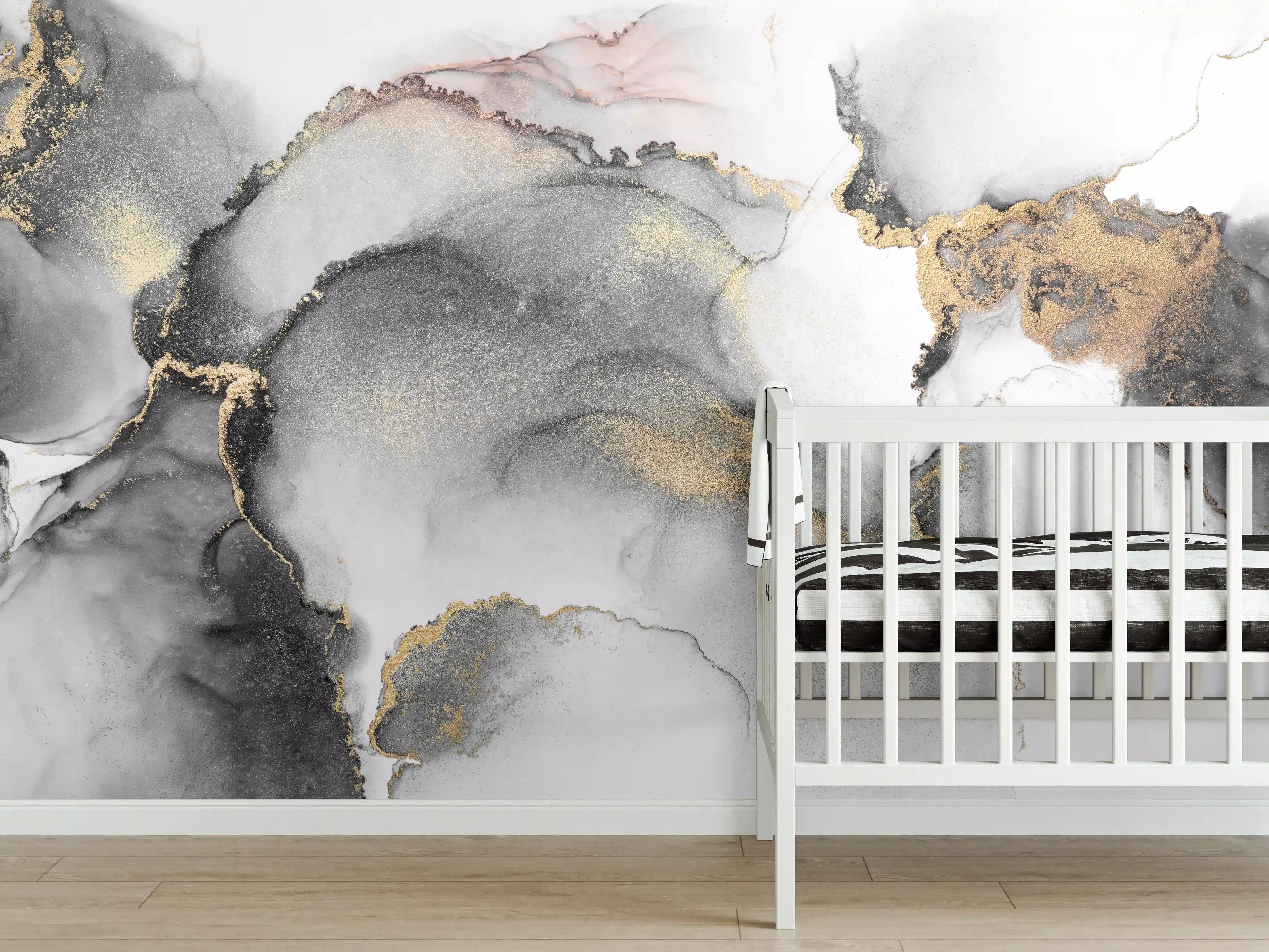 Babyzimmer Wandgestaltung - Weiße Marmor-Textur mit Grau- und Goldakzenten