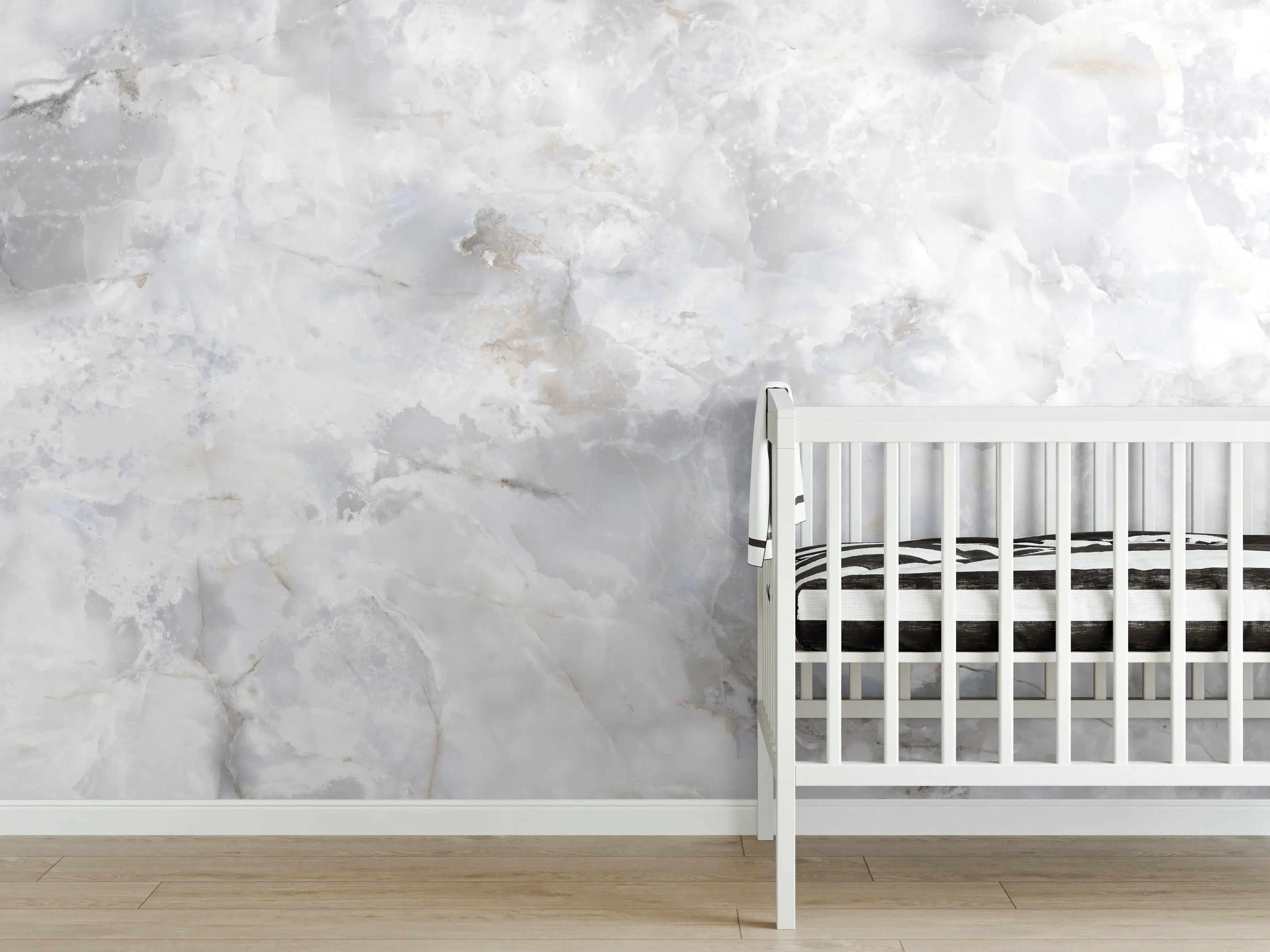 Babyzimmer Wandgestaltung - Weiße Marmoroptik mit Grau-Nuancen