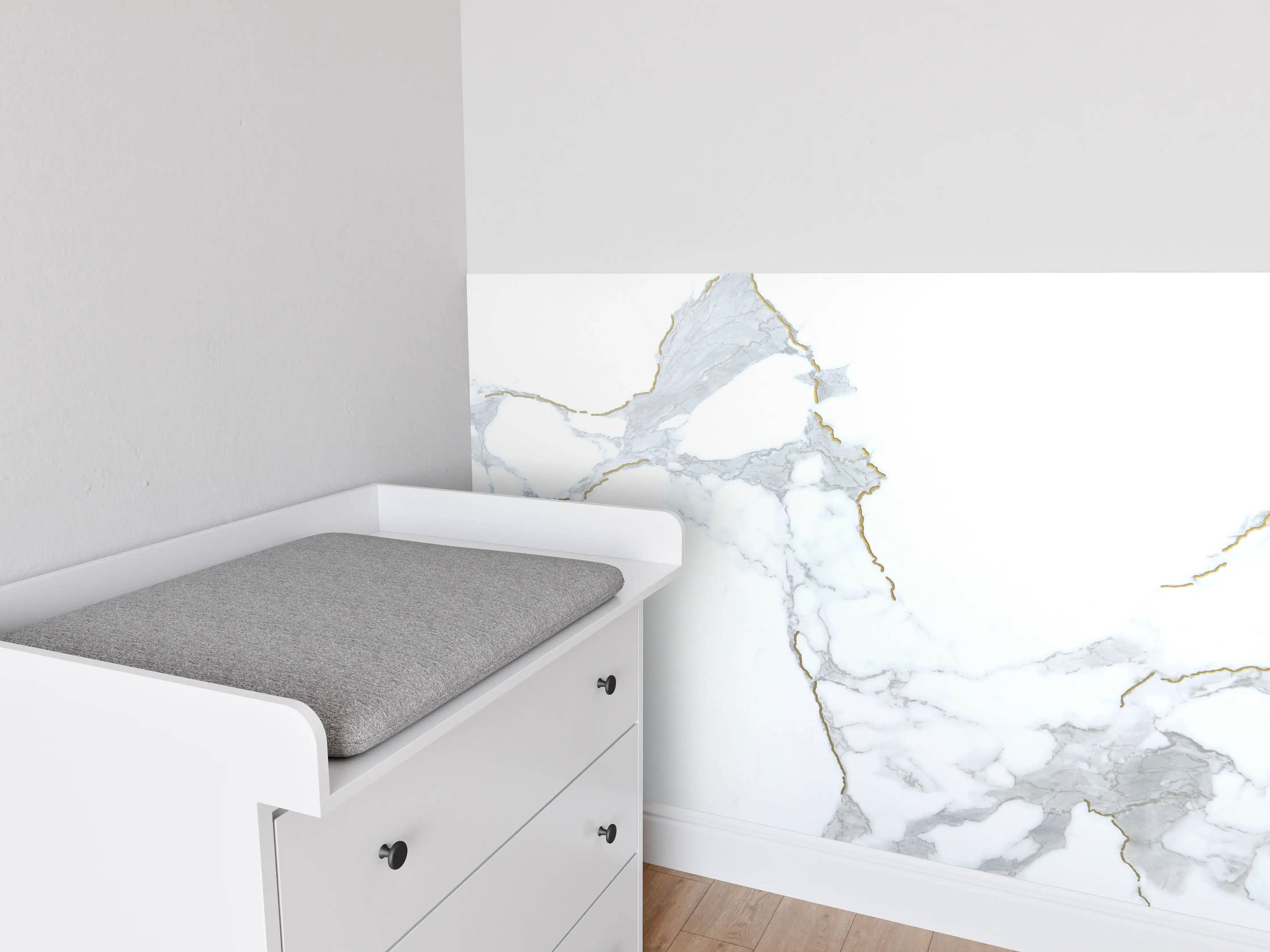 Babyzimmer Wandgestaltung - Weiße Marmortextur mit eleganten Goldlinien