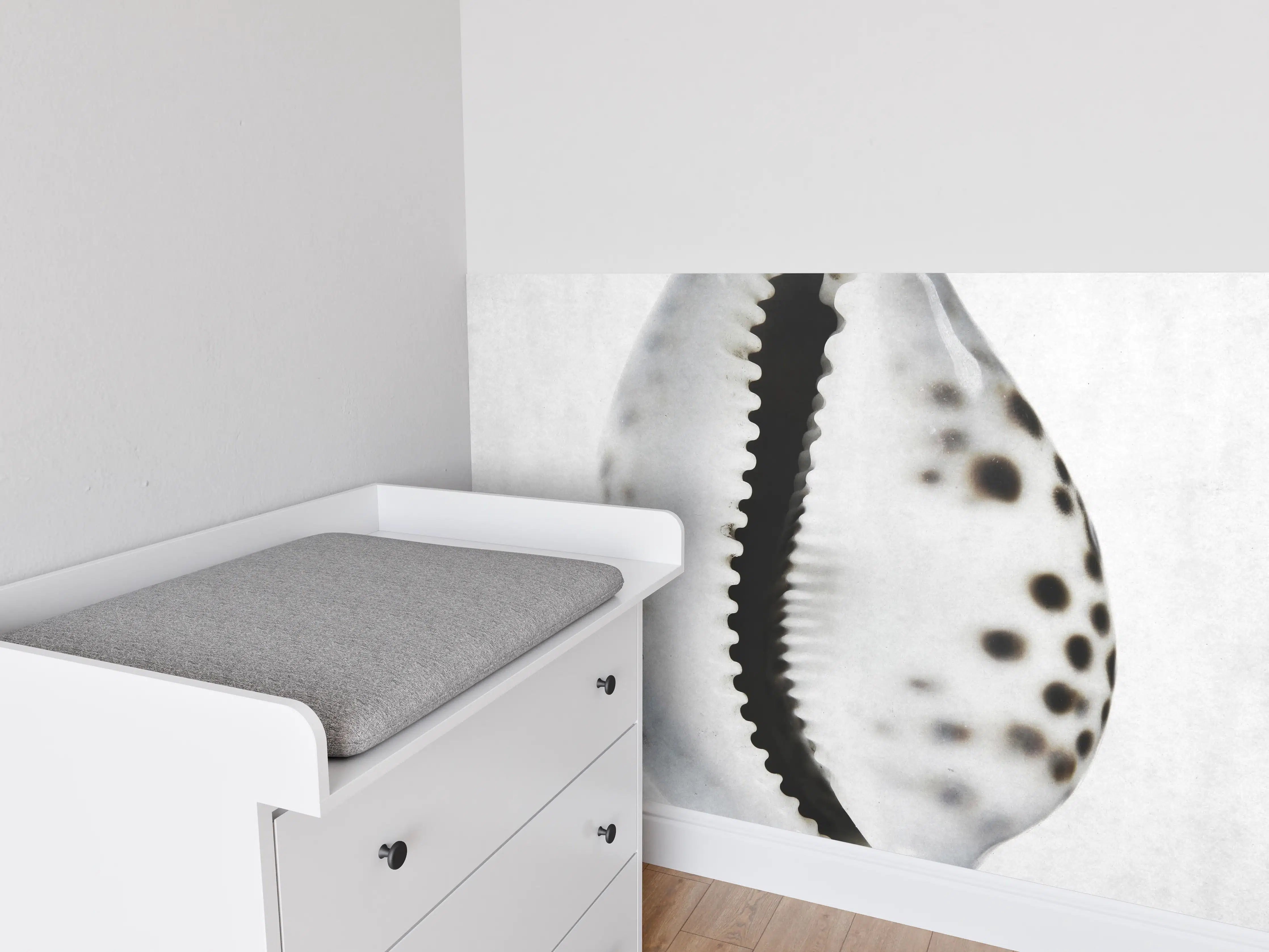 Babyzimmer Wandgestaltung - Weiße Meeresschnecke mit Grautönen