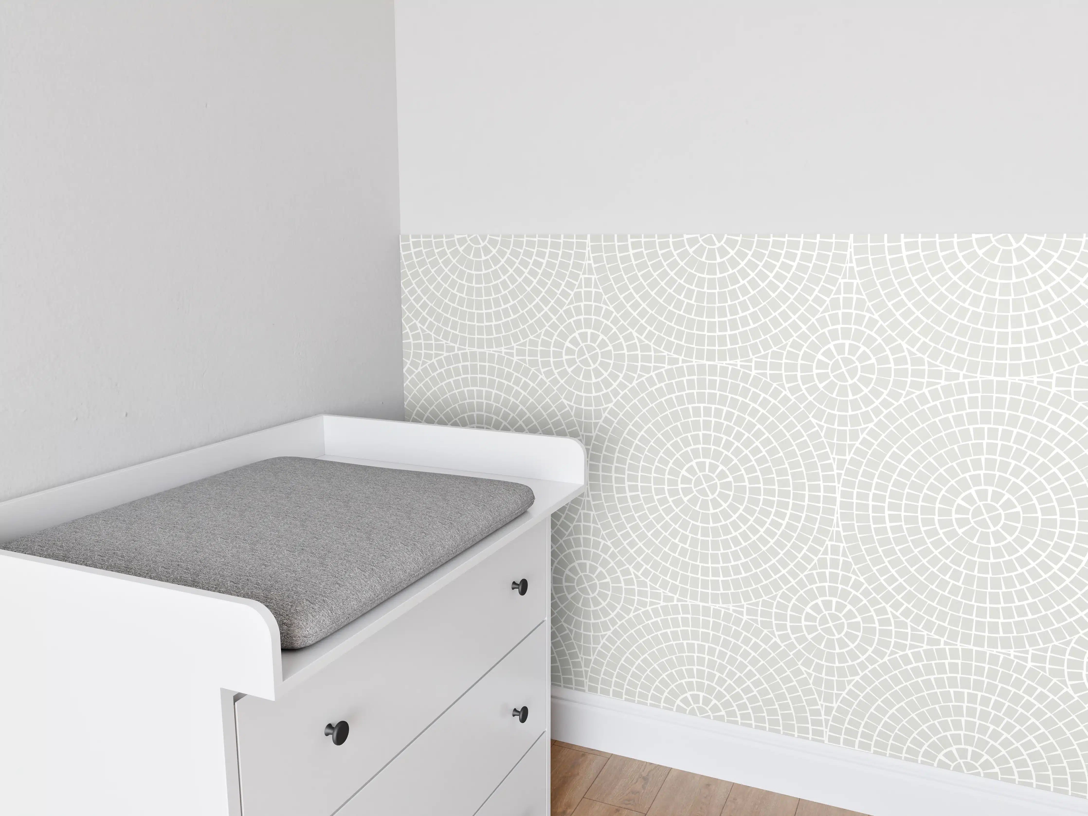 Babyzimmer Wandgestaltung - Weiße Mosaik-Optik mit Silber-Akzenten