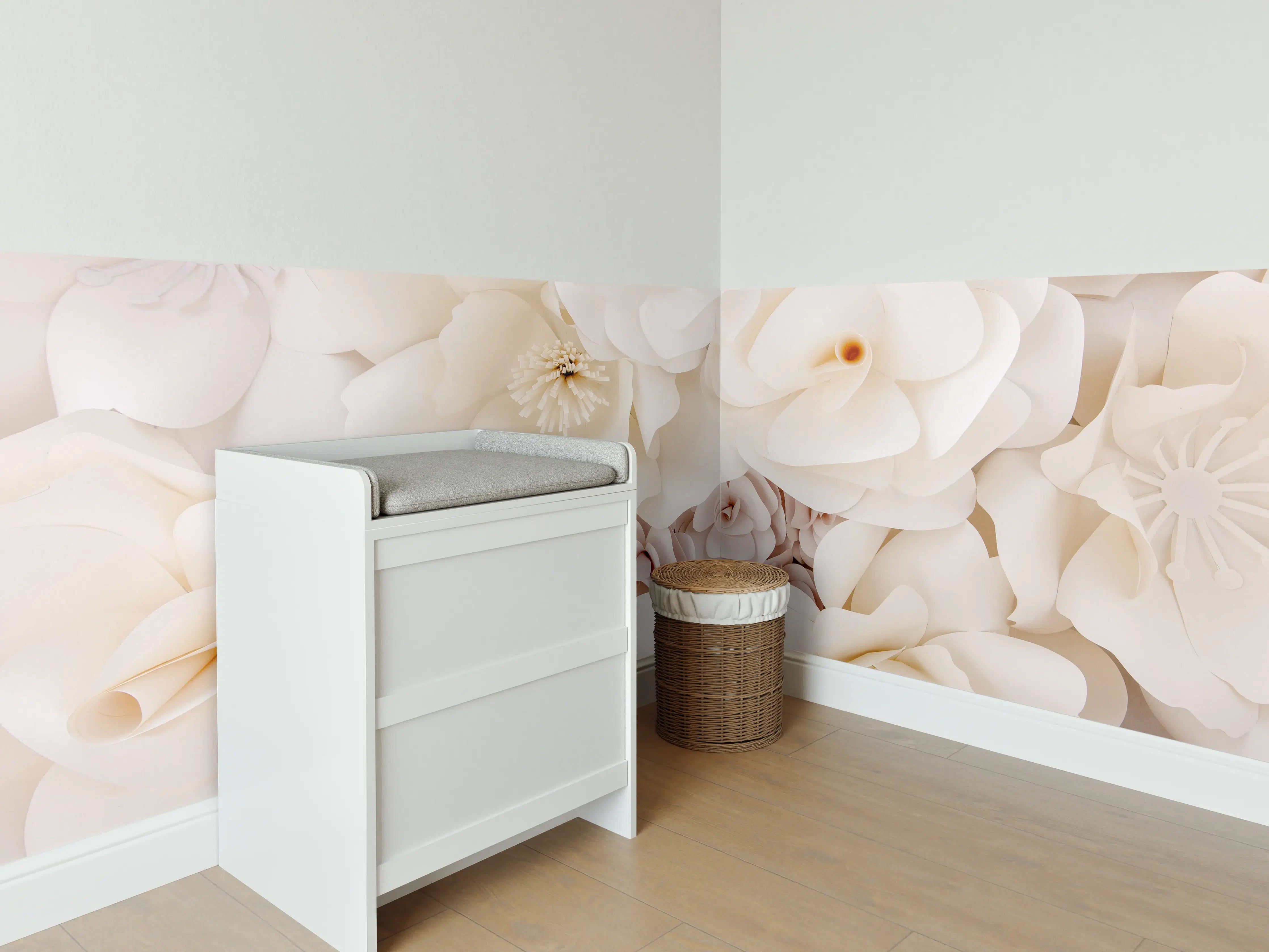 Babyzimmer Wandgestaltung - Weiße Papierblumen