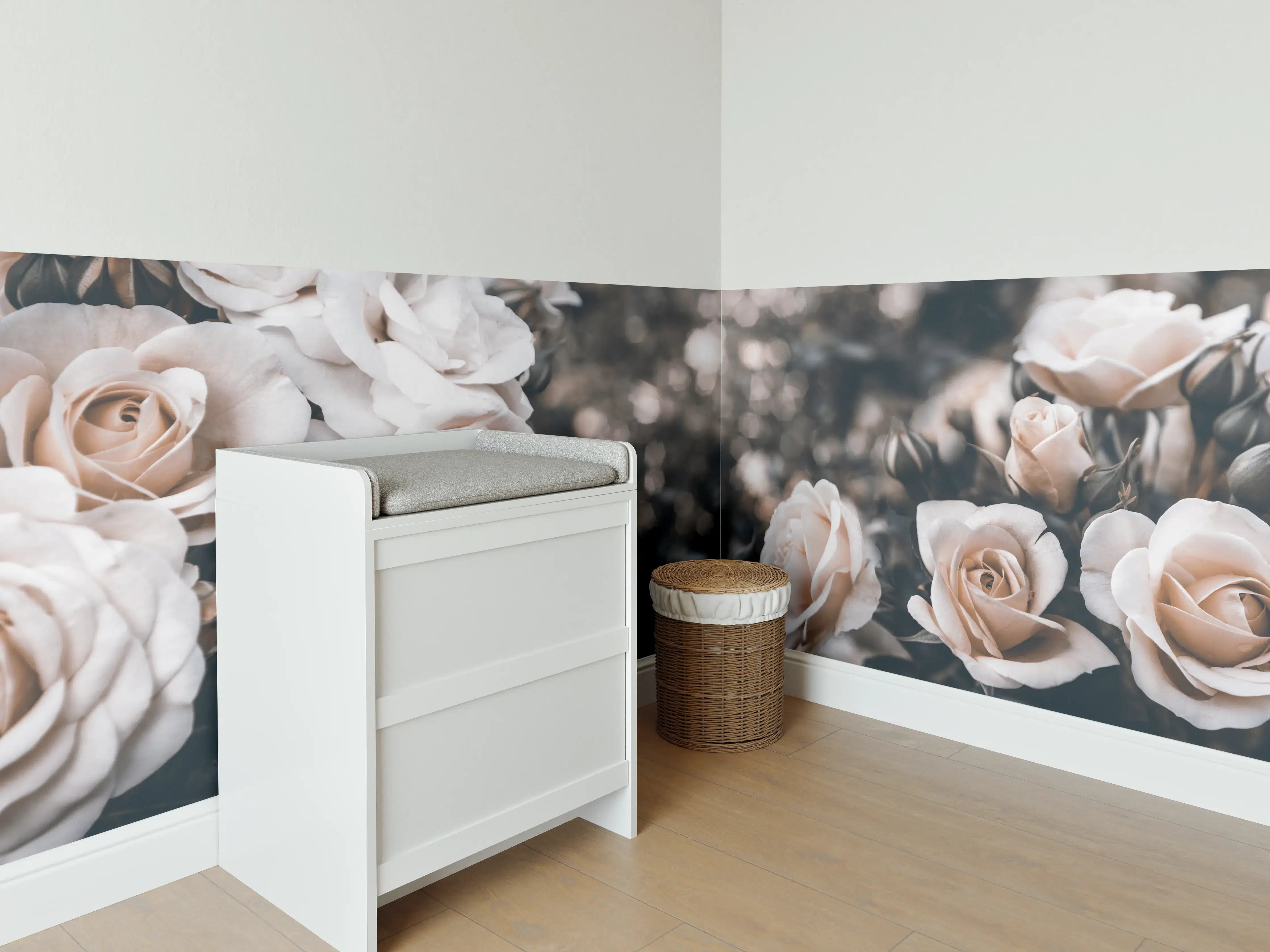 Babyzimmer Wandgestaltung - Weisse Pastell- Rosen - Fine Art