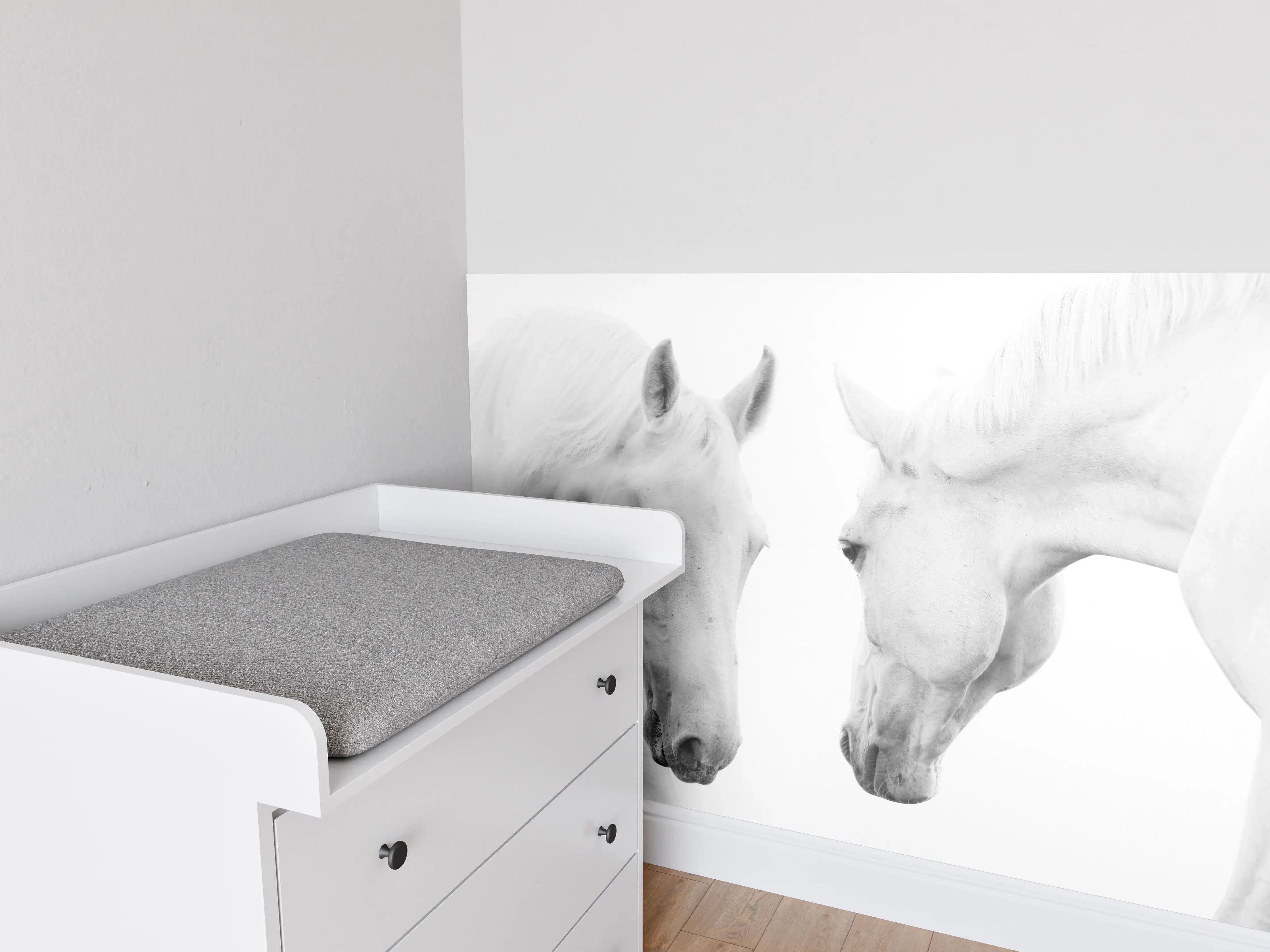 Babyzimmer Wandgestaltung - Weiße Pferde in Stillleben