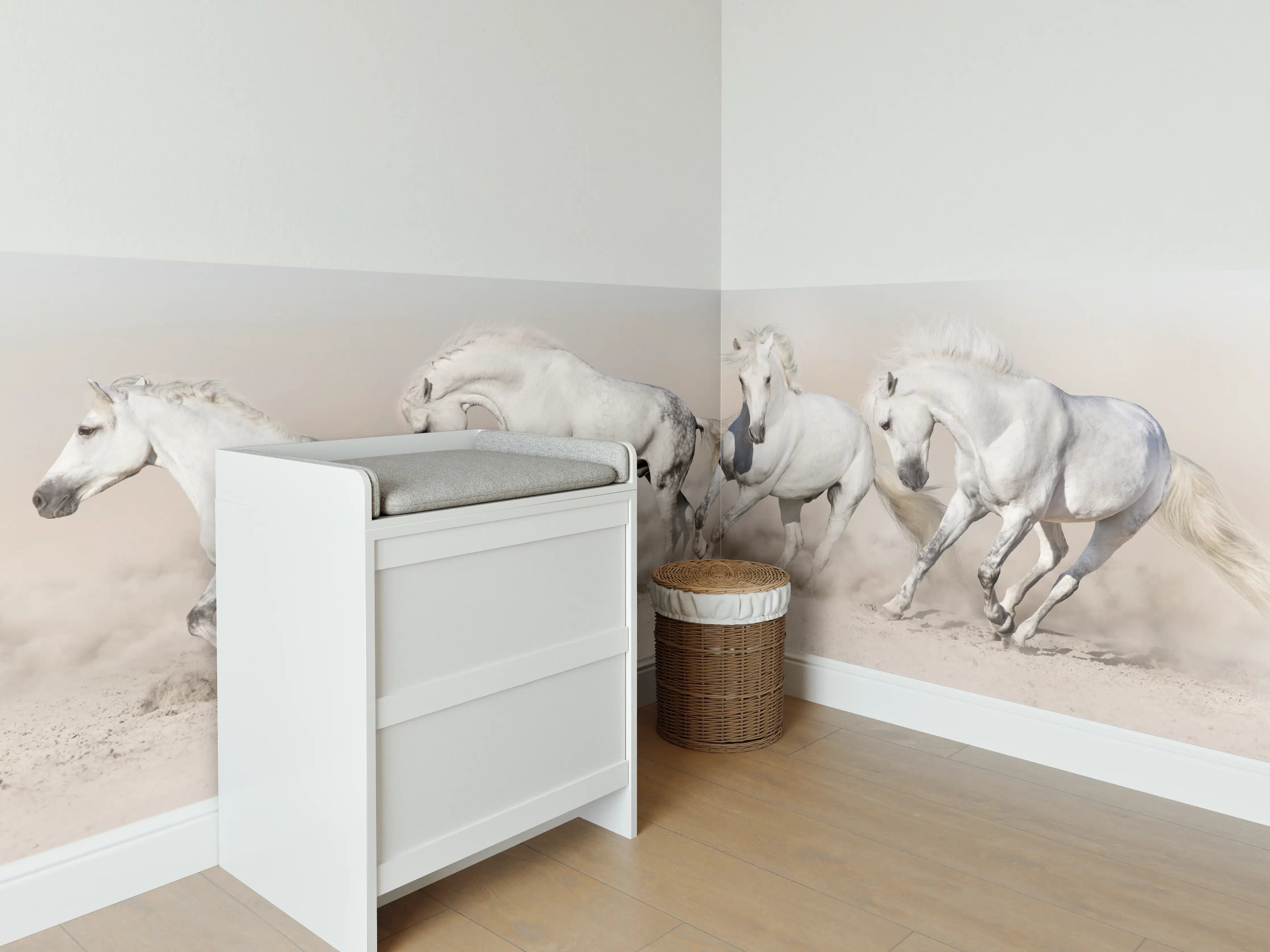 Babyzimmer Wandgestaltung - Weiße Pferdeherde Wüstenstaub