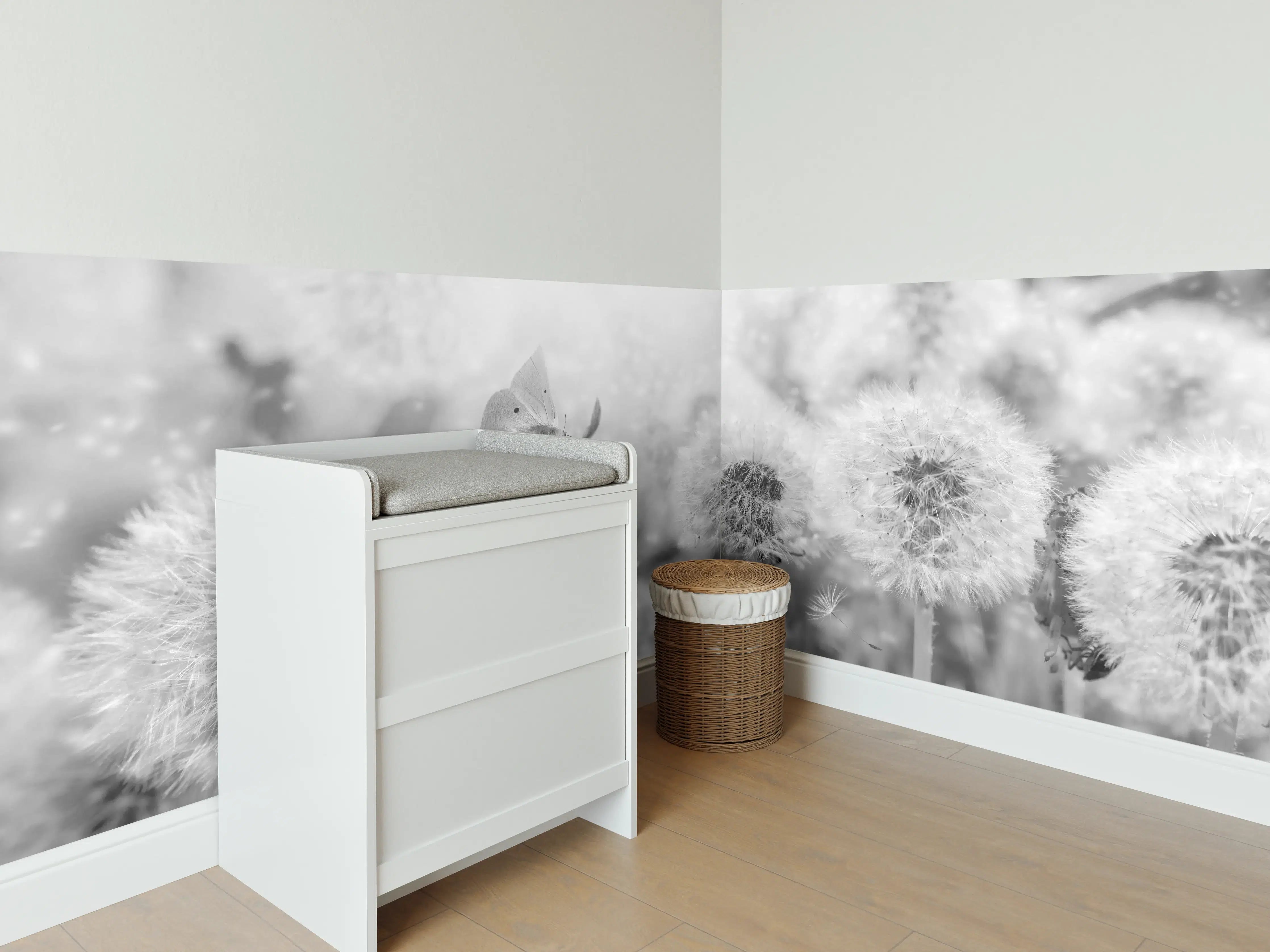 Babyzimmer Wandgestaltung - Weiße Pusteblumen mit Schmetterling in Schwarz-Weiß