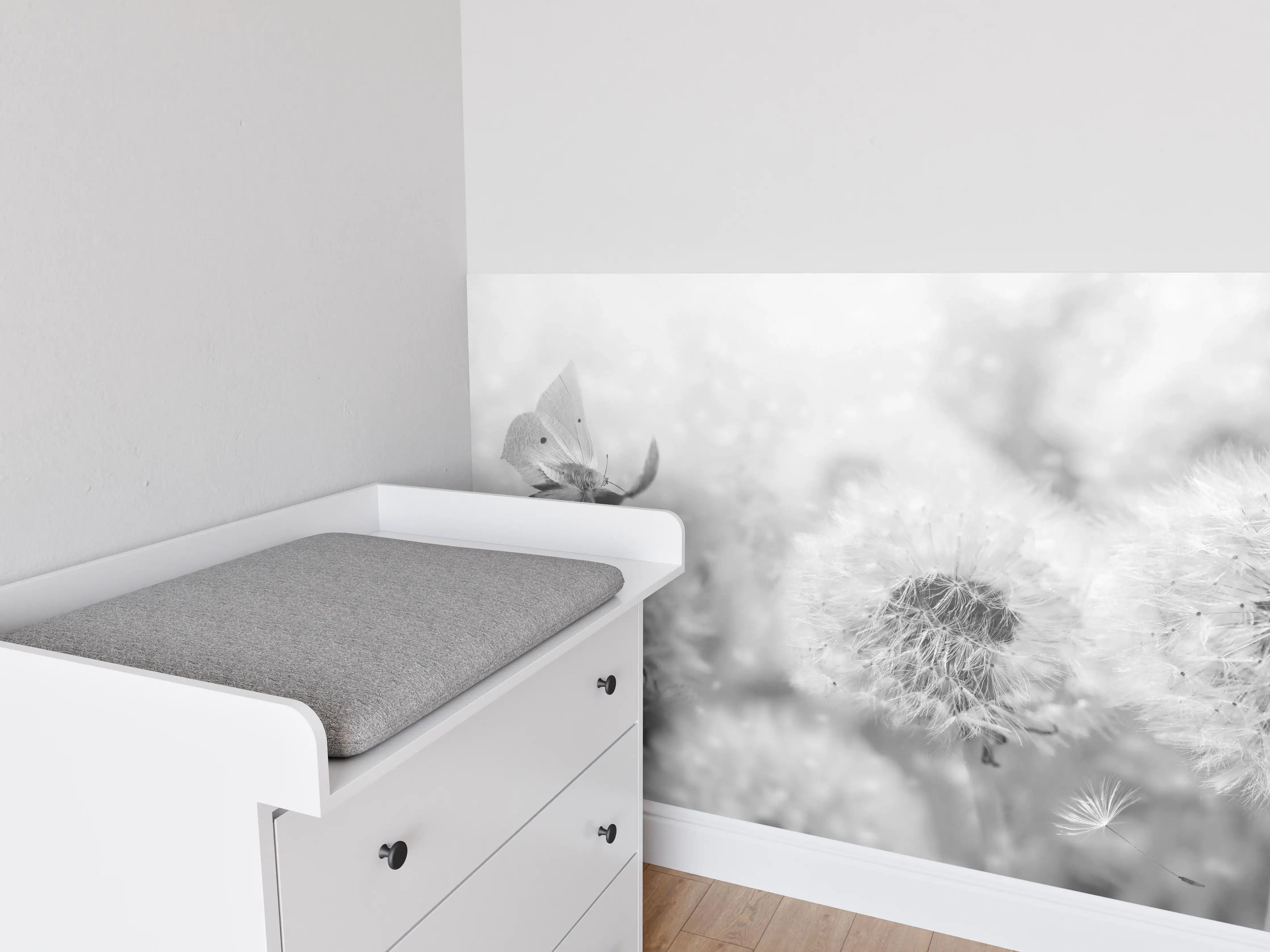 Babyzimmer Wandgestaltung - Weiße Pusteblumen mit Schmetterling in Schwarz-Weiß
