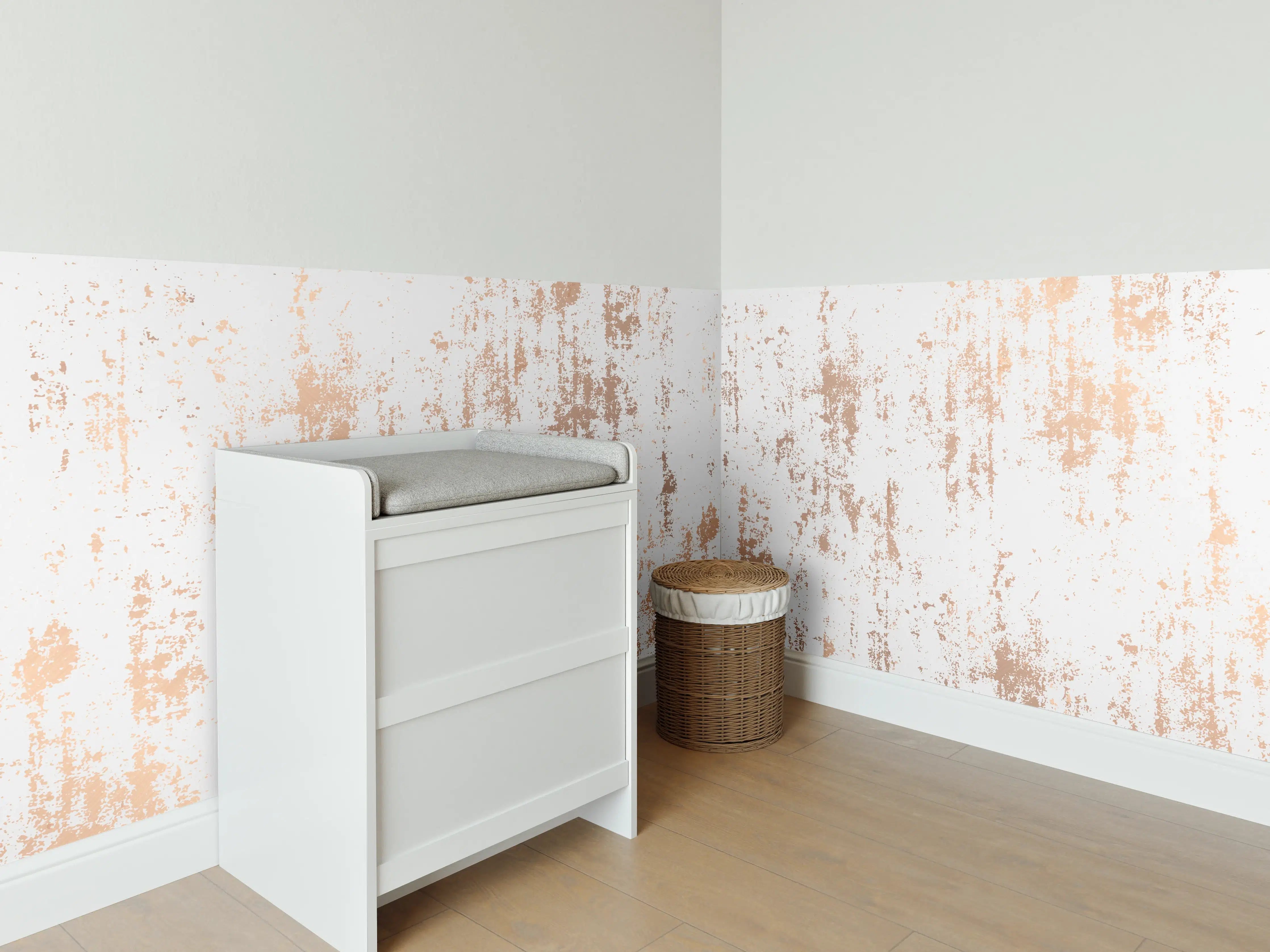 Babyzimmer Wandgestaltung - Weiße Textur mit goldenen Akzenten