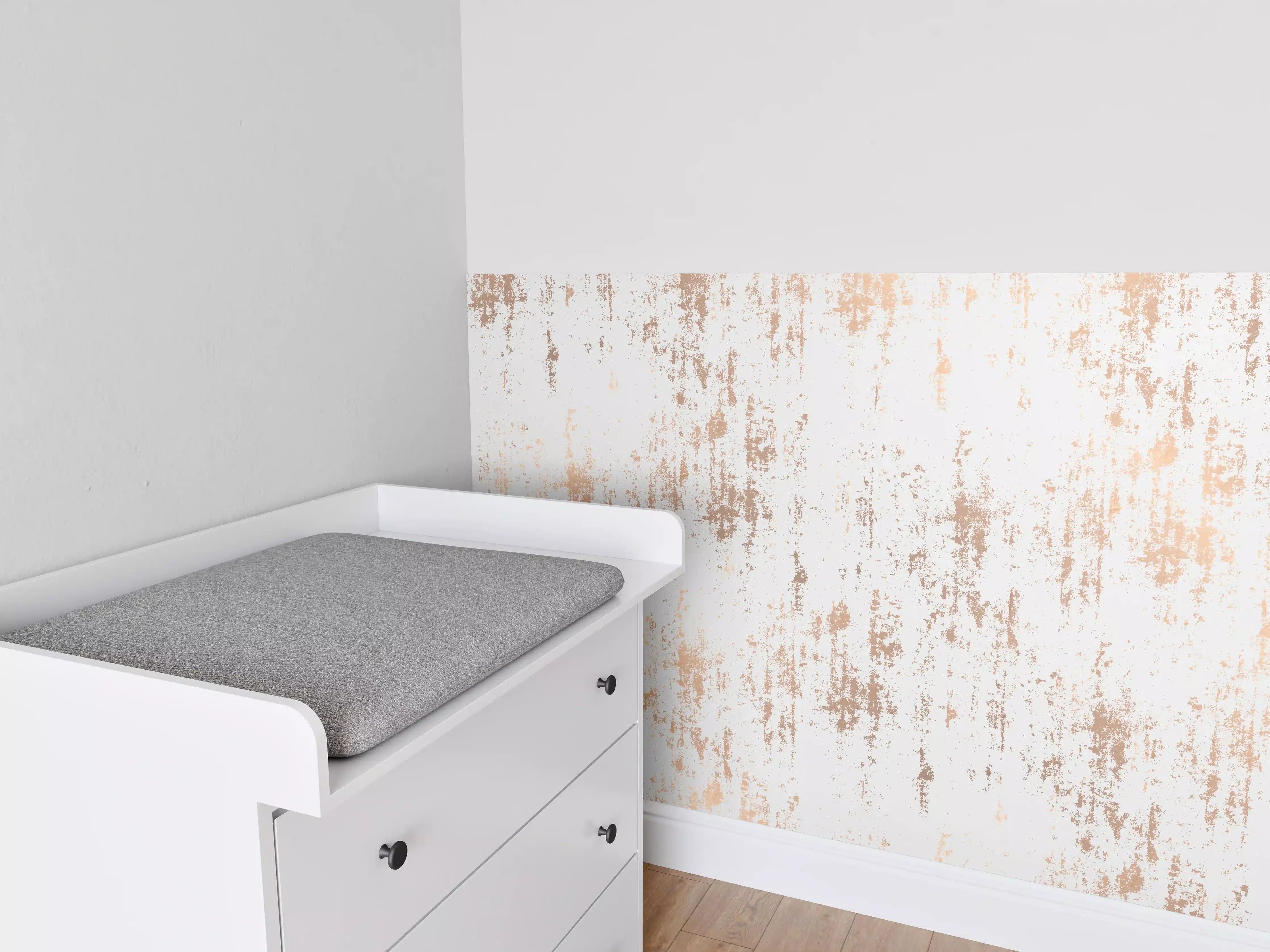 Babyzimmer Wandgestaltung - Weiße Textur mit goldenen Akzenten