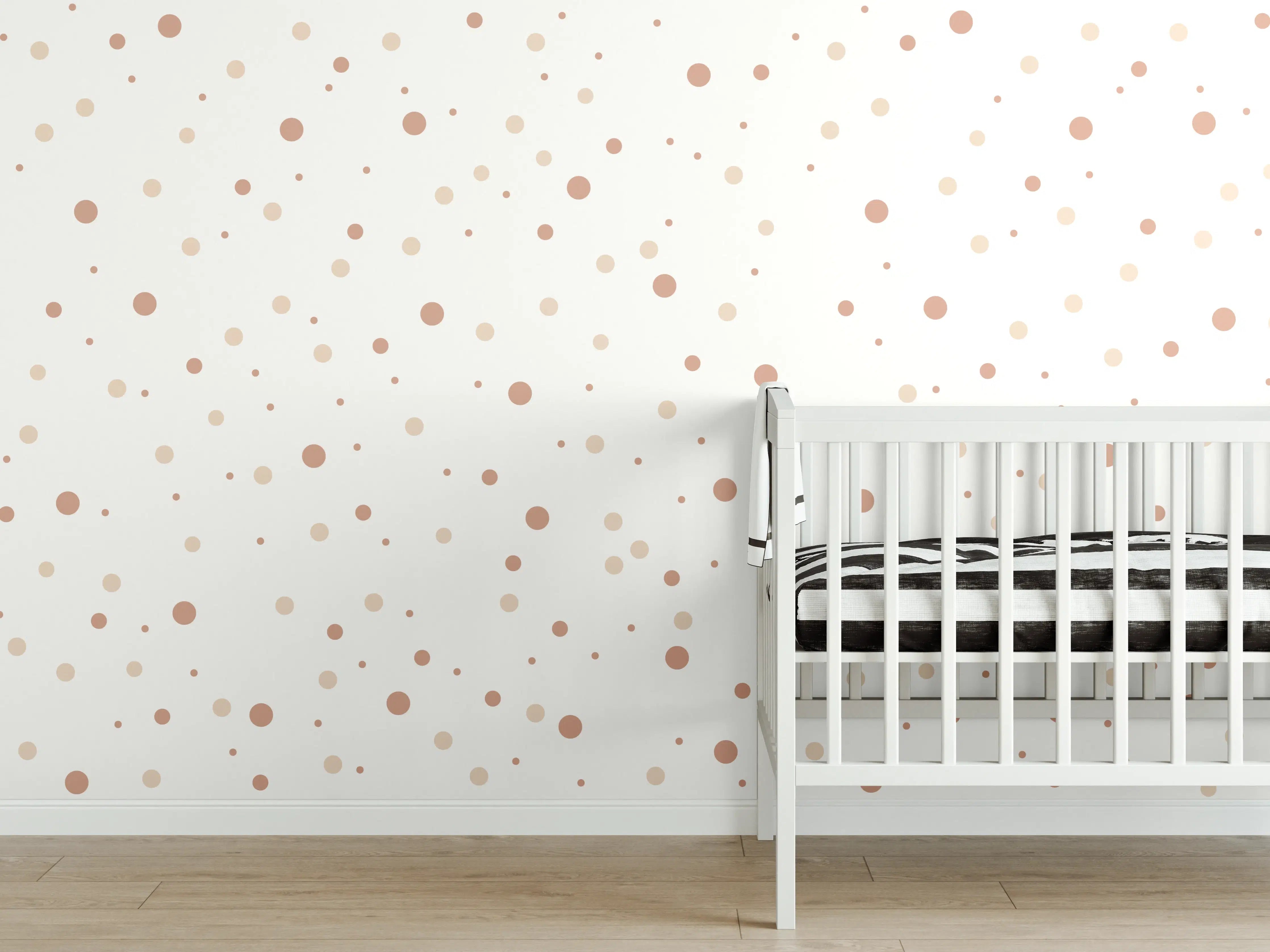 Babyzimmer Wandgestaltung - Weiße Wand mit zarten Beigetönen und feinem Punktmuster