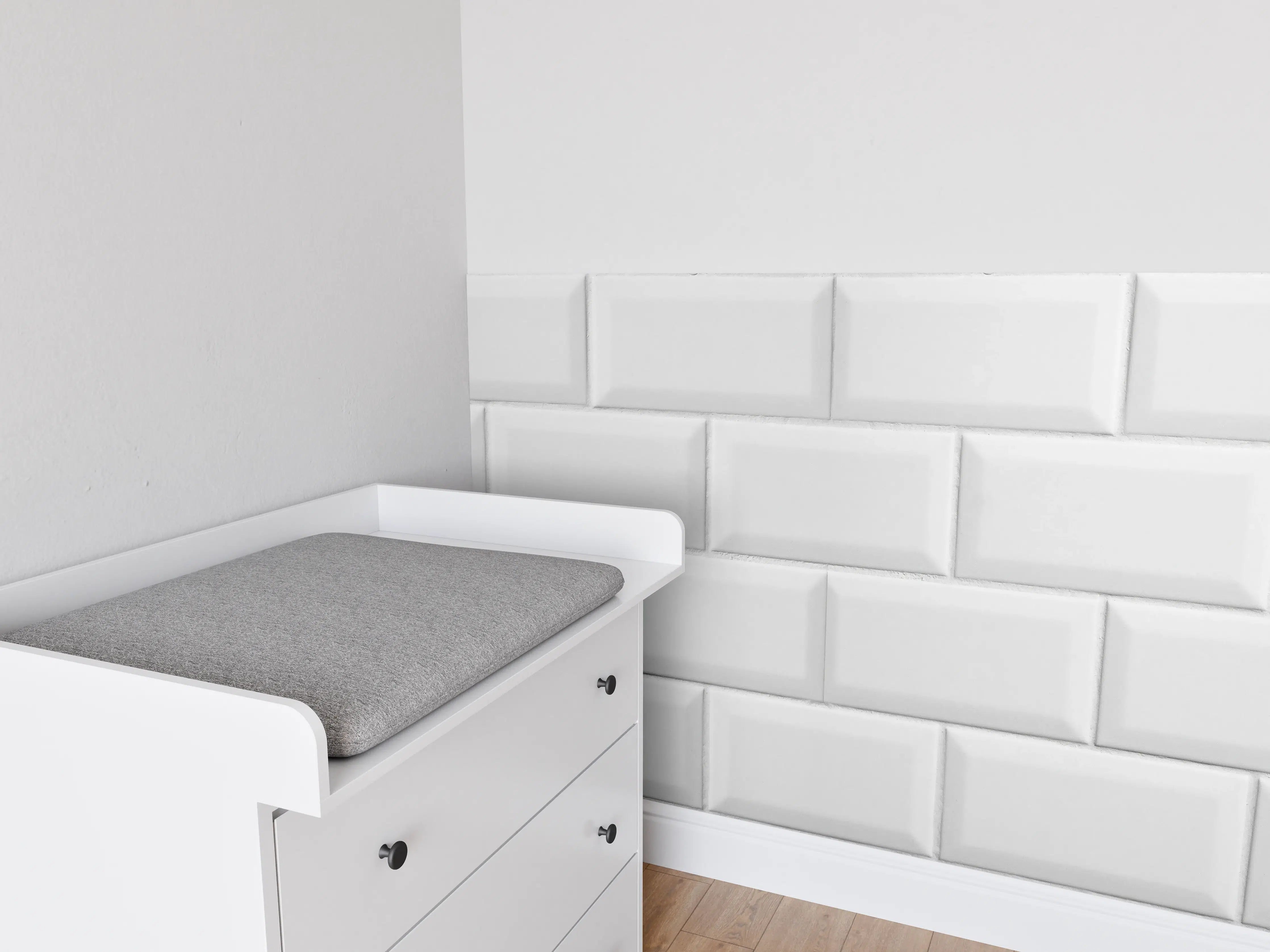 Babyzimmer Wandgestaltung - Weiße helle glänzende Ziegelfliesen