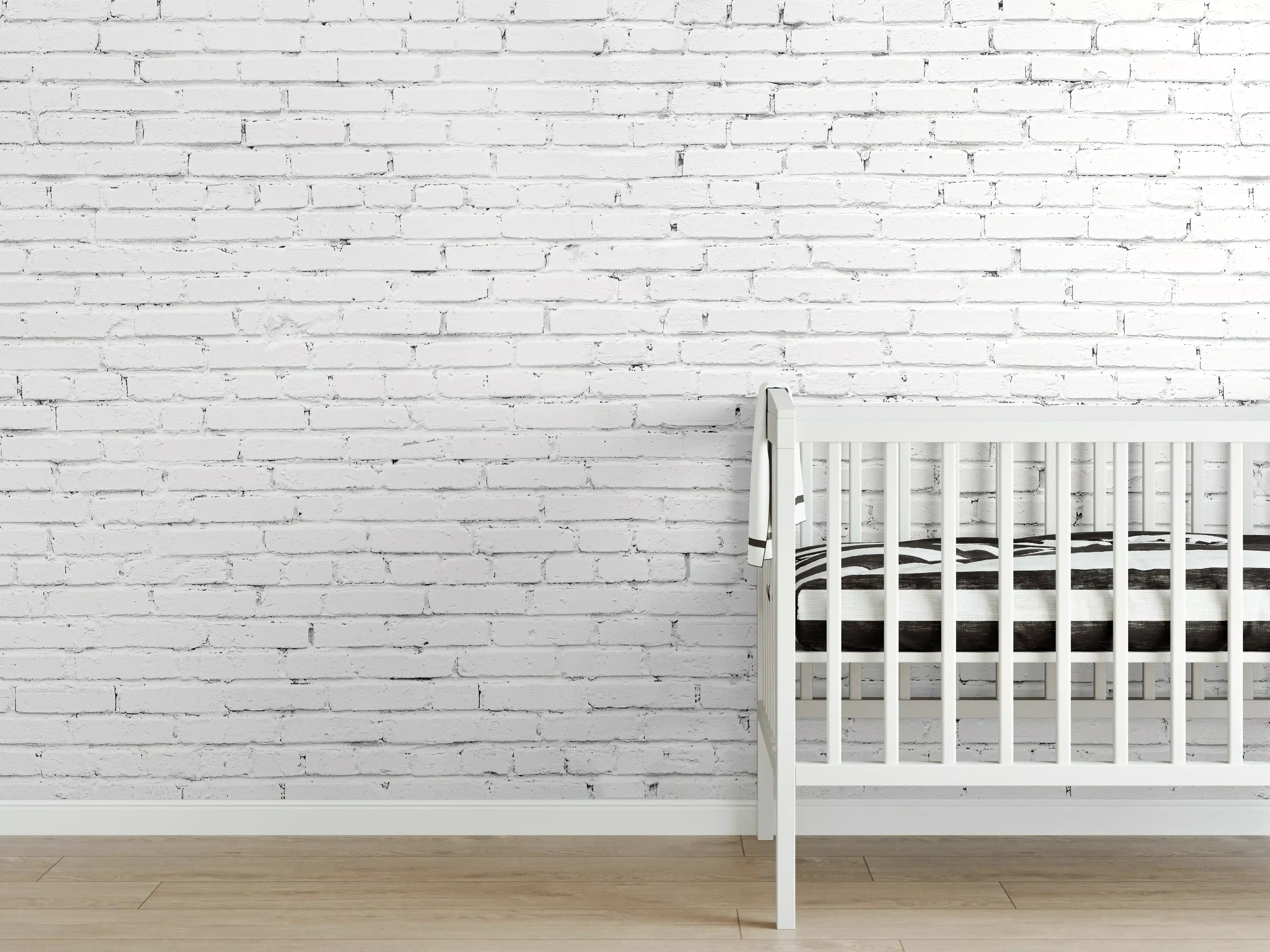 Babyzimmer Wandgestaltung - Weiße lange Backsteinfassade