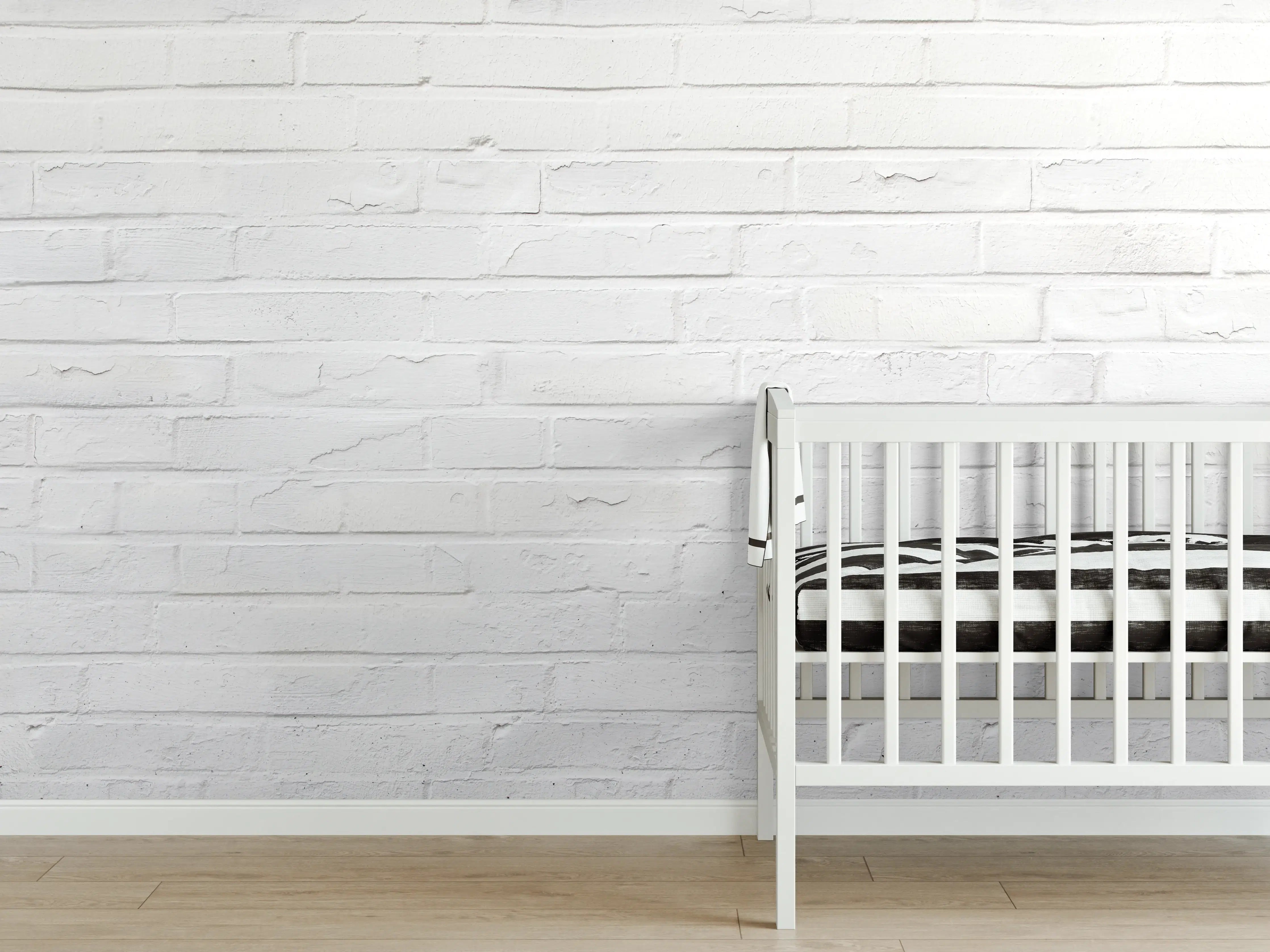 Babyzimmer Wandgestaltung - Weiße zerschlagene Ziegelsteinmauer