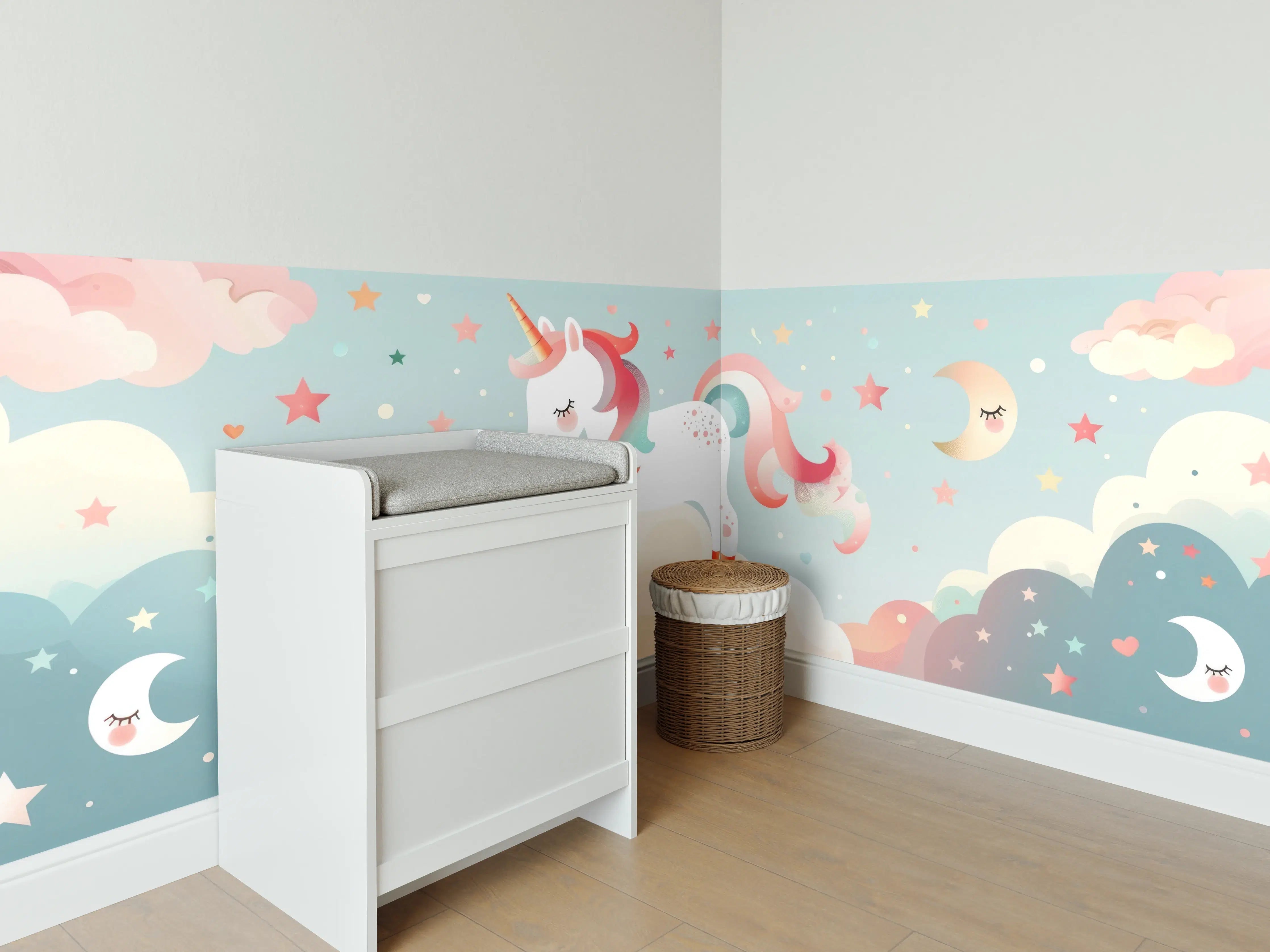 Babyzimmer Wandgestaltung - Weißer Einhorn-Teppich mit rosa Akzenten und Sternen