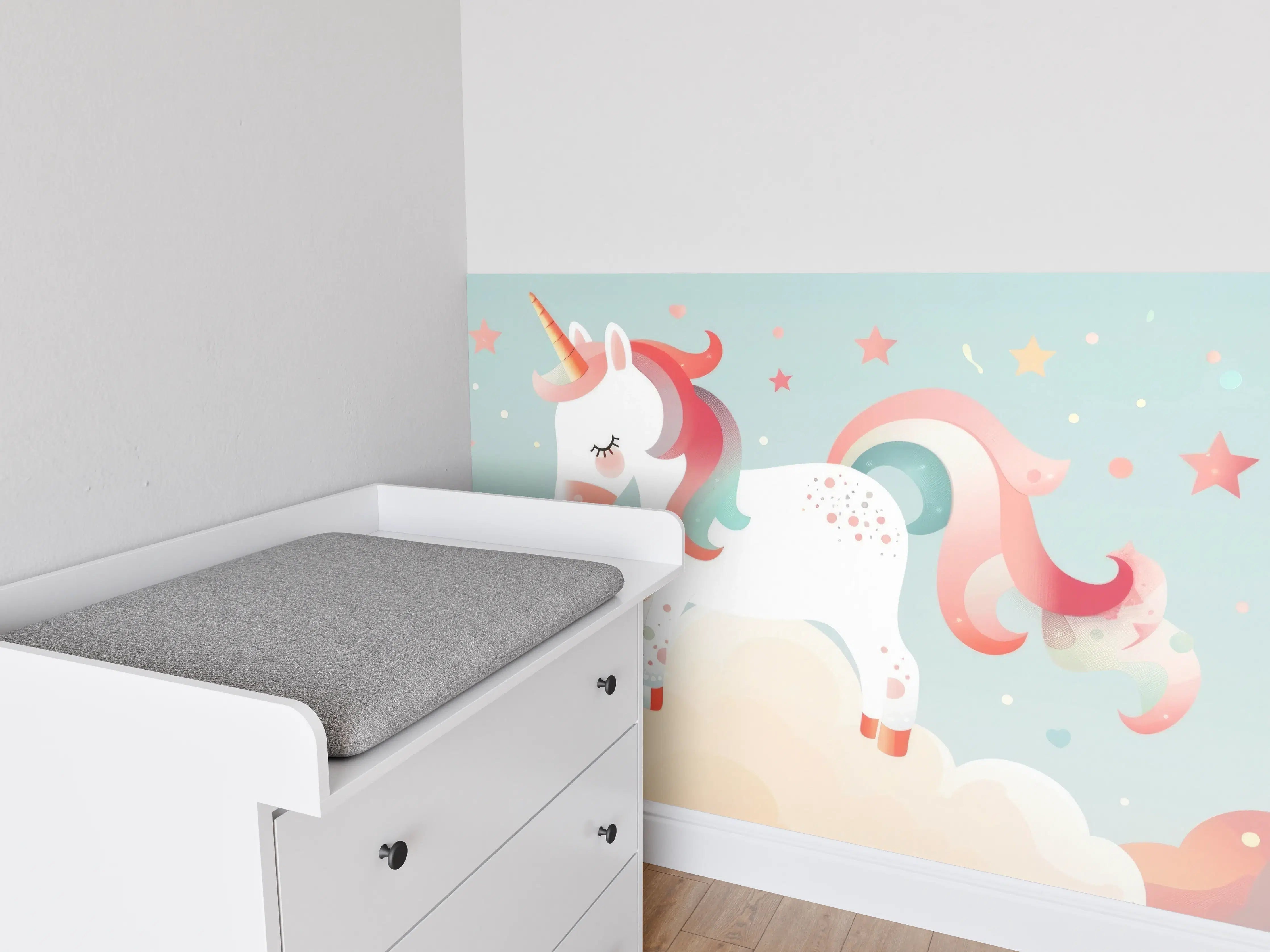 Babyzimmer Wandgestaltung - Weißer Einhorn-Teppich mit rosa Akzenten und Sternen
