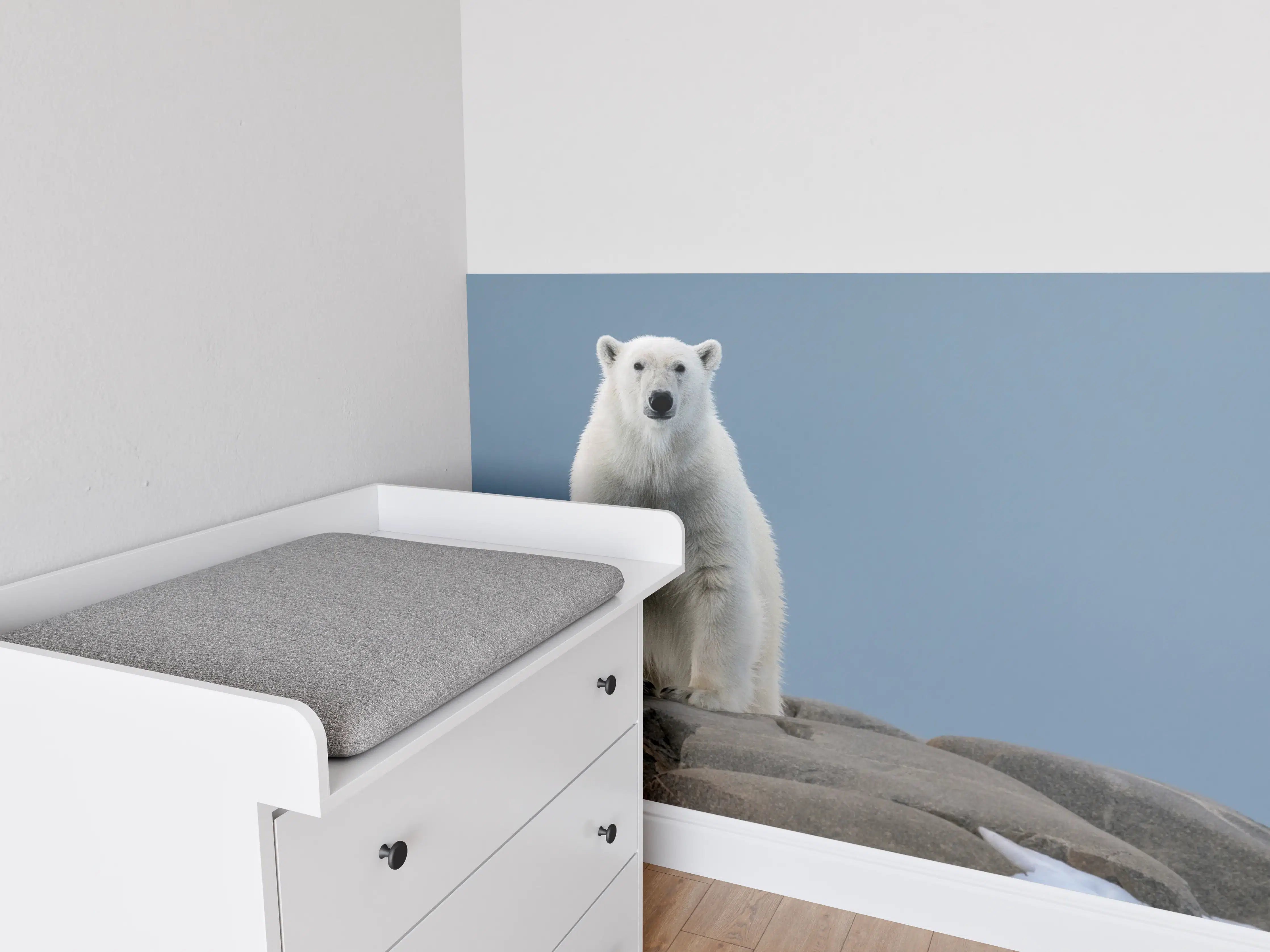 Babyzimmer Wandgestaltung - Weißer Eisbär auf Felsen unter blauem Himmel