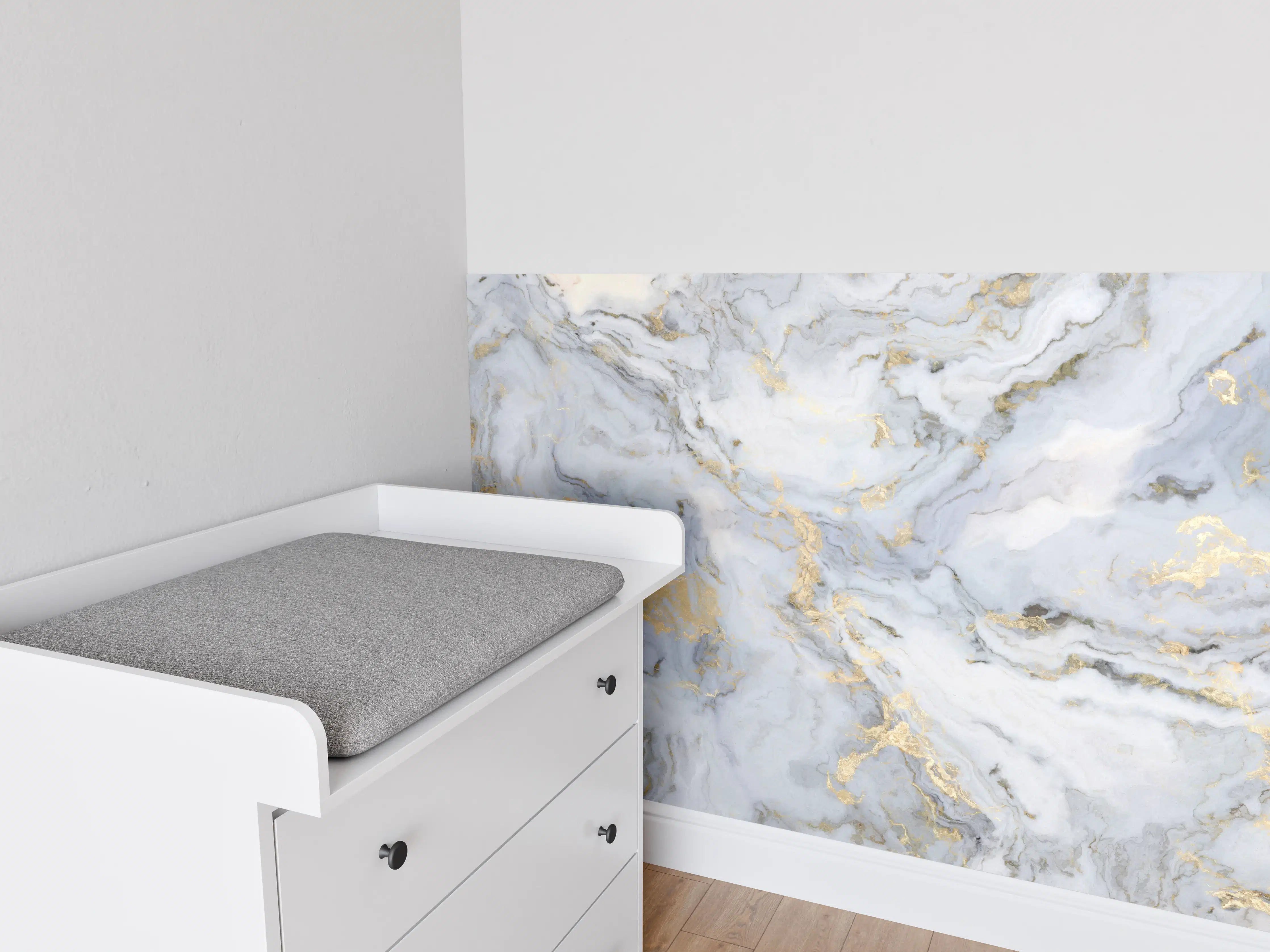 Babyzimmer Wandgestaltung - Weißer Marmor mit Goldelementen