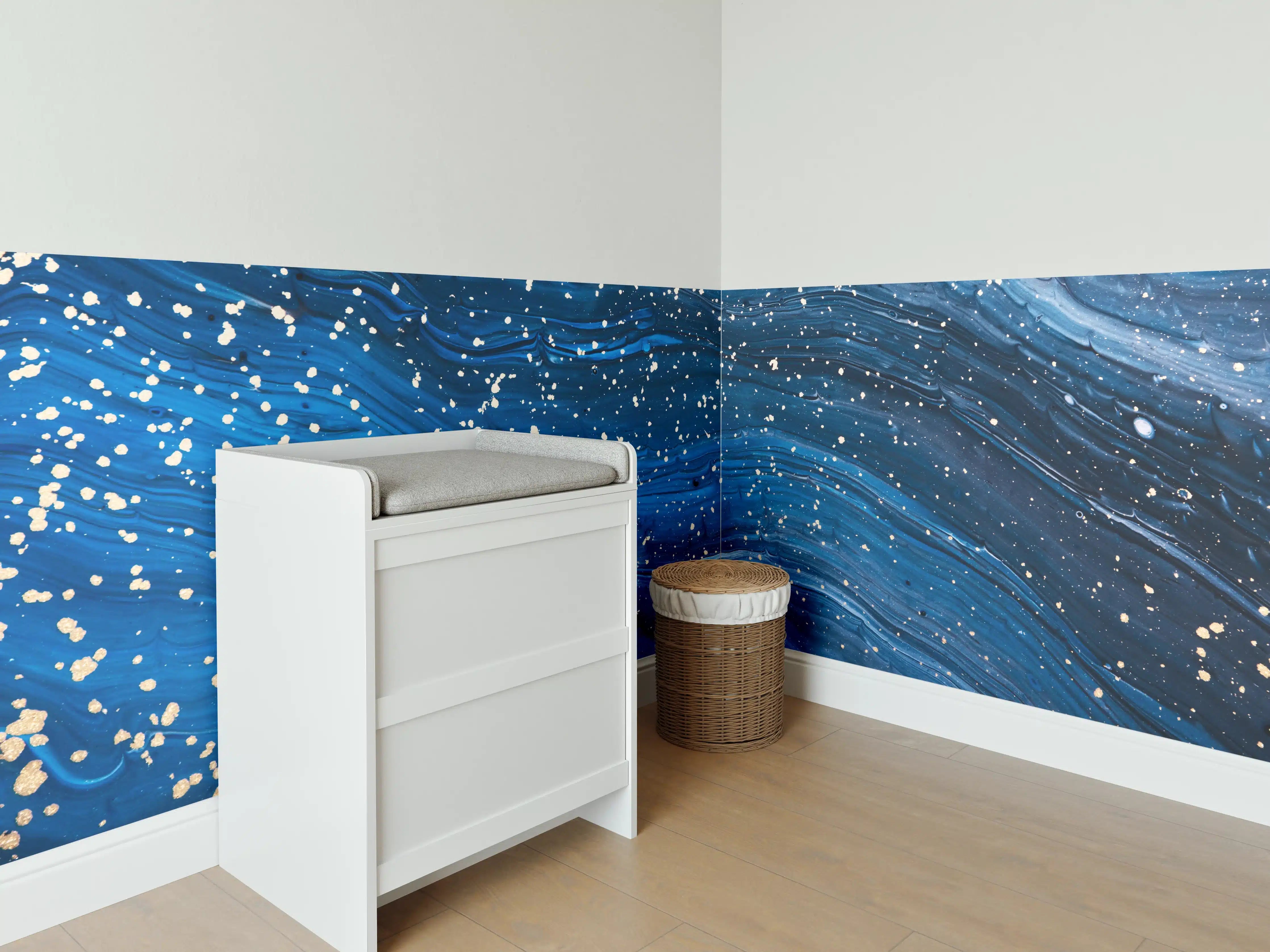 Babyzimmer Wandgestaltung - Wellen im nächtlichen Meer mit Funken