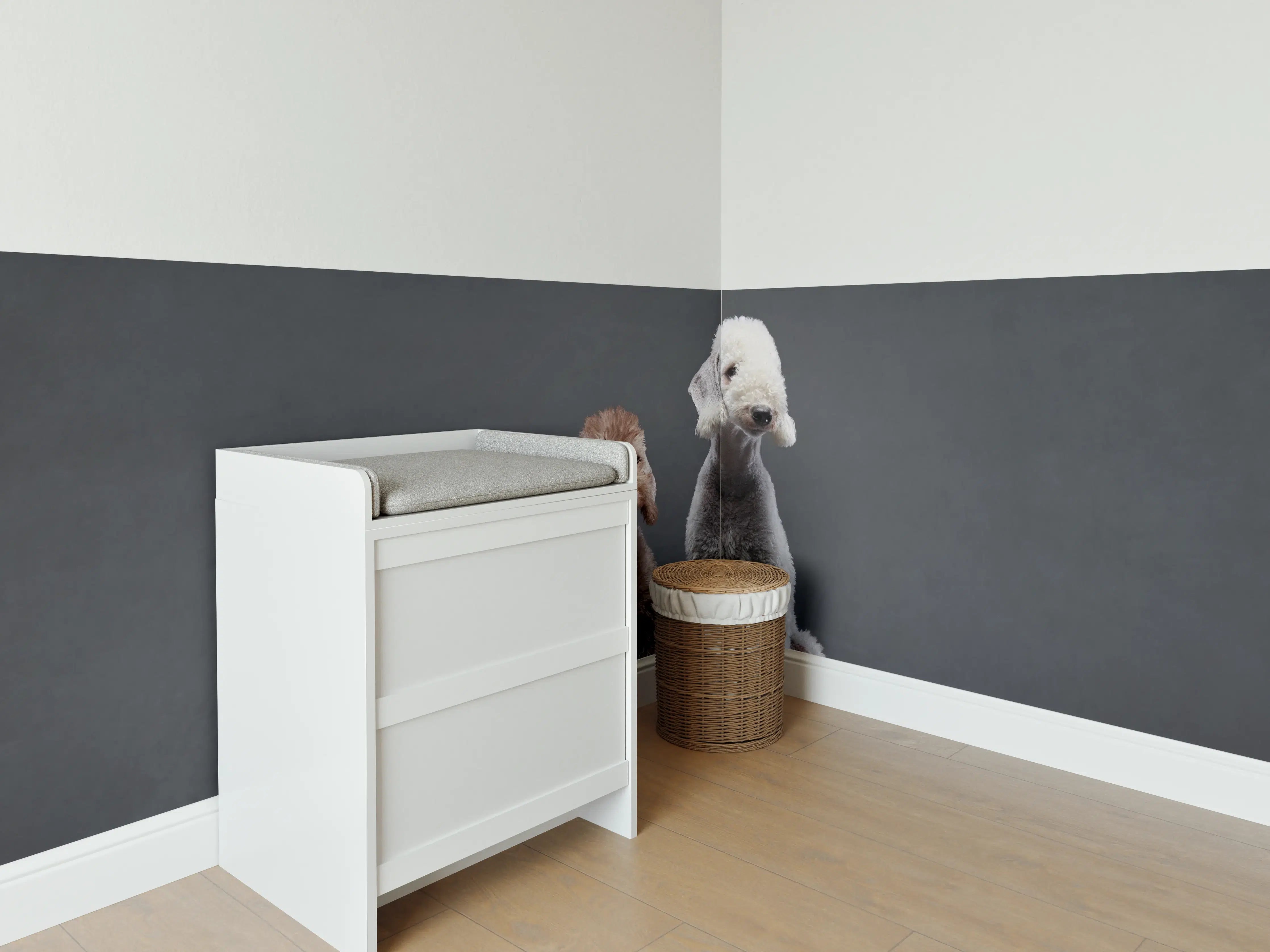 Babyzimmer Wandgestaltung - Welpe und erwachsener Bedlington Terrier