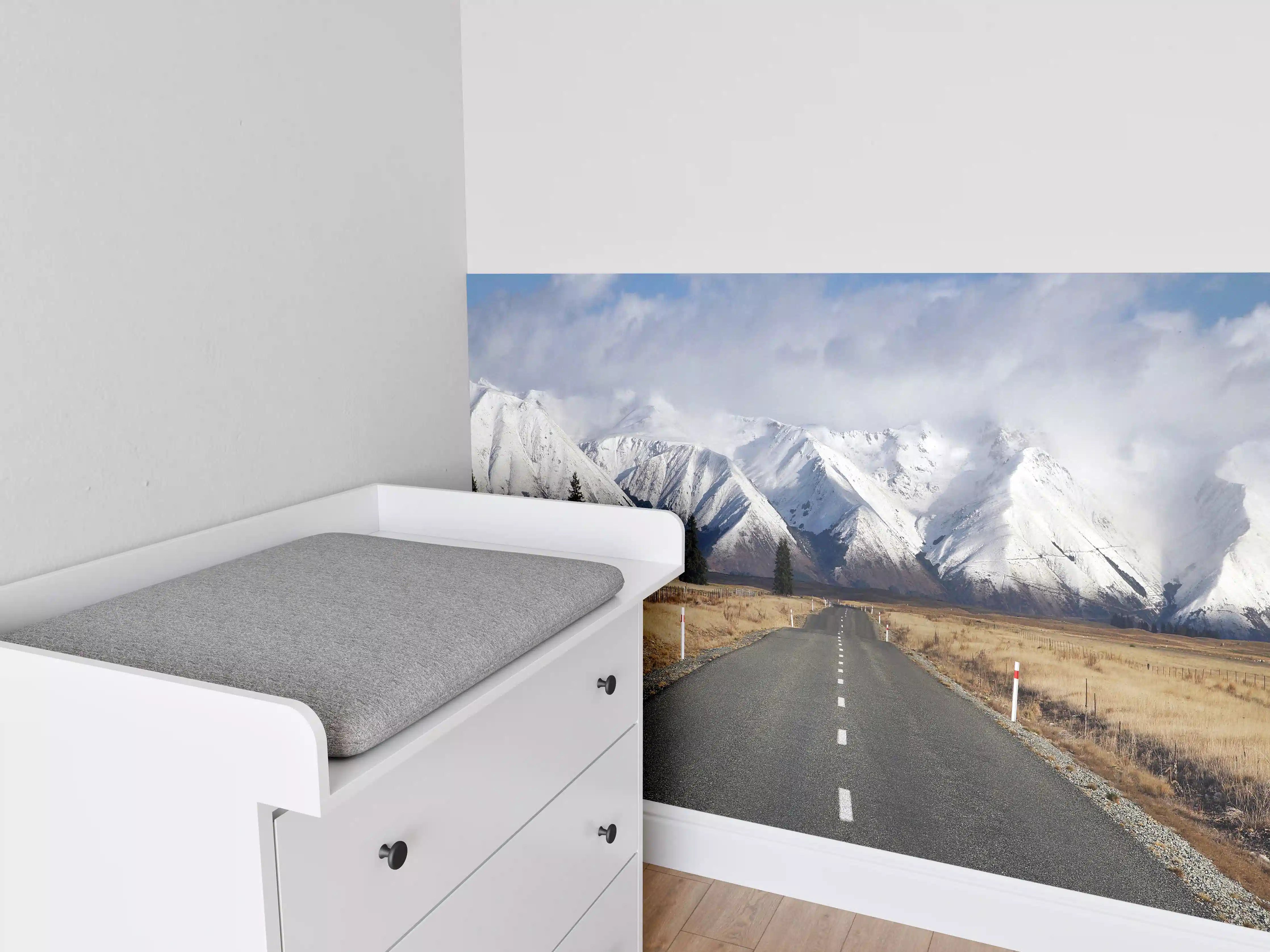 Babyzimmer Wandgestaltung - Winterliche Bergstraße in Grau-Weiß