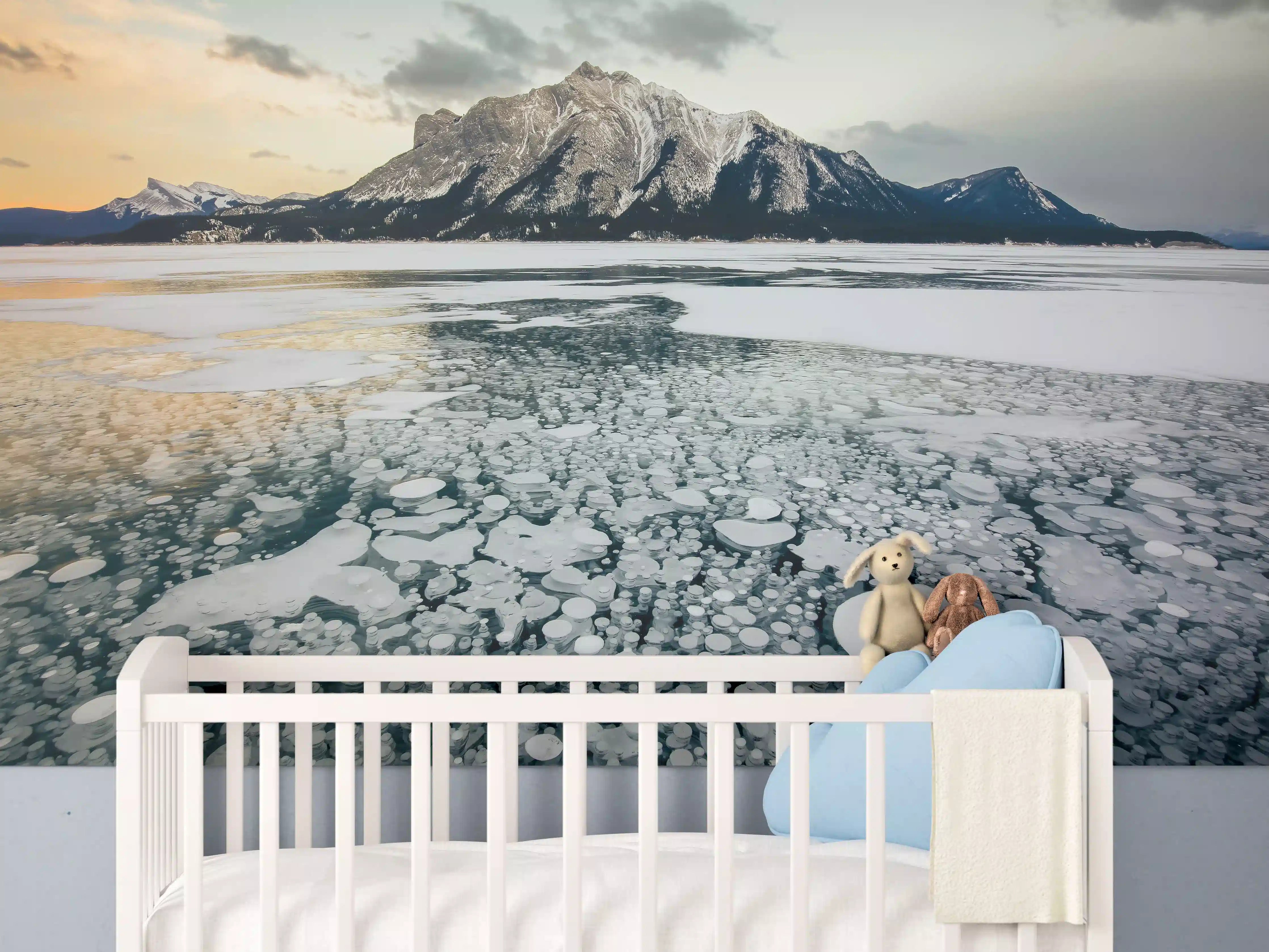 Babyzimmer Wandgestaltung - Winterlicher See mit Eisblasen