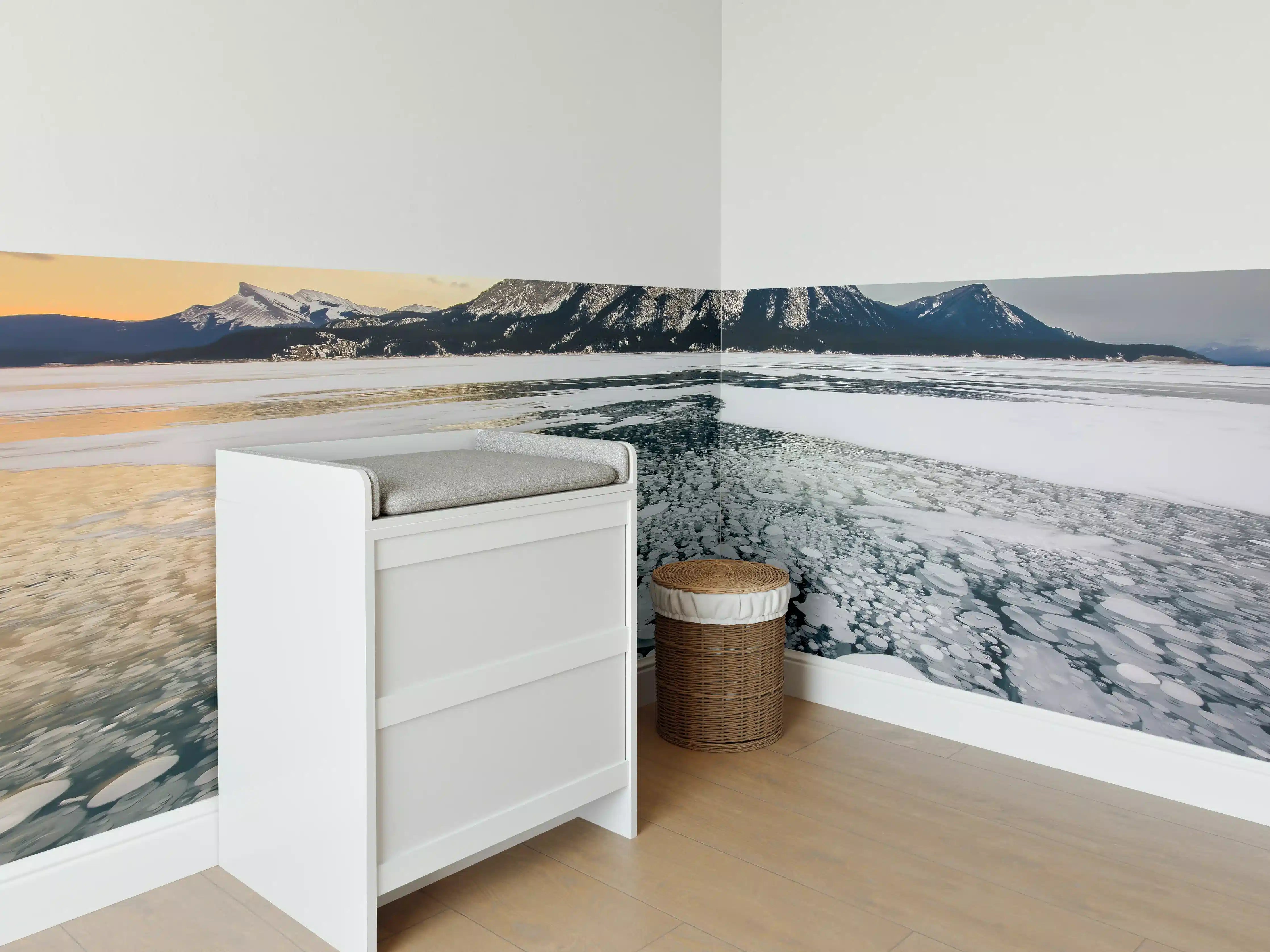 Babyzimmer Wandgestaltung - Winterlicher See mit Eisblasen