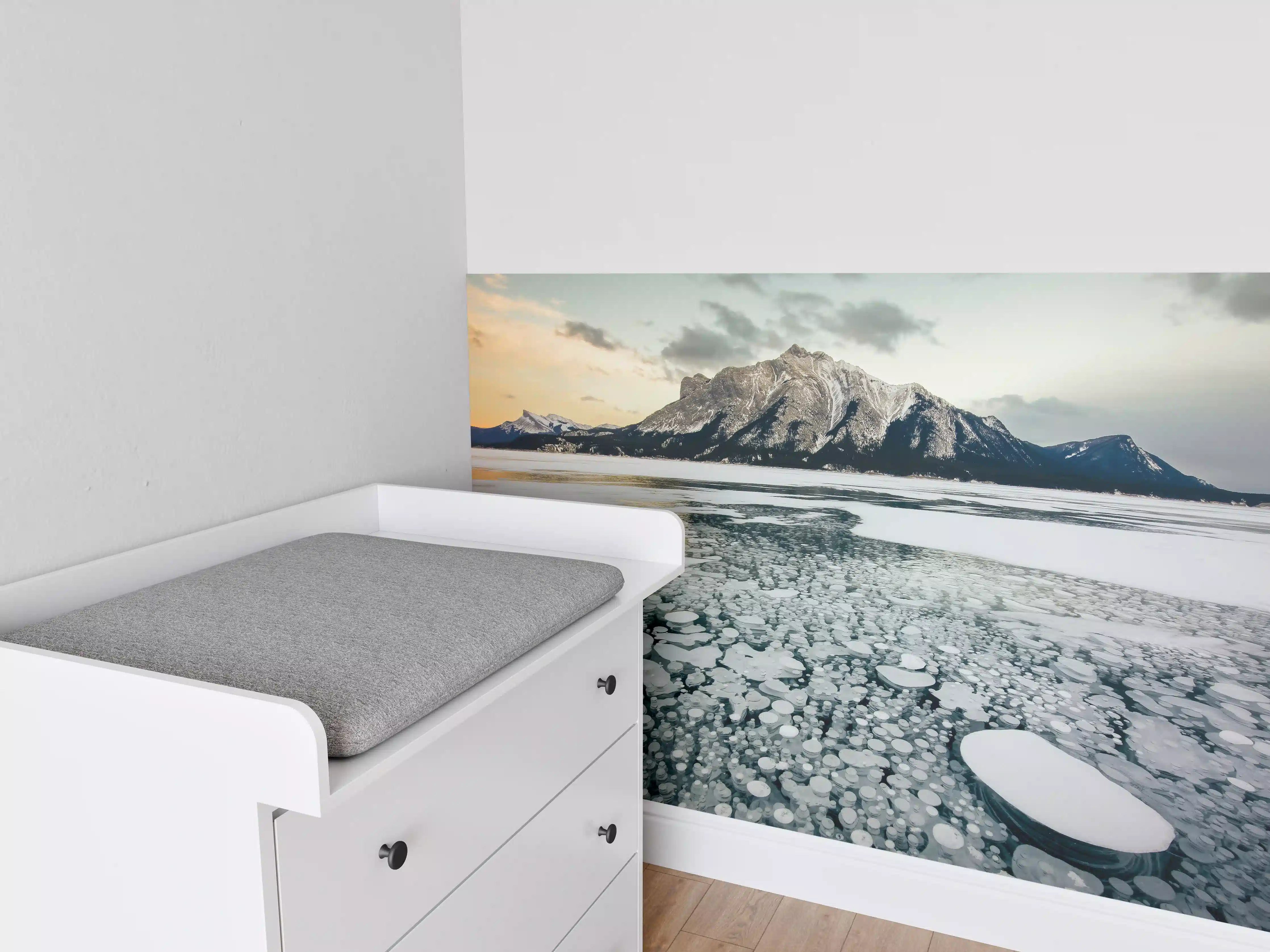 Babyzimmer Wandgestaltung - Winterlicher See mit Eisblasen
