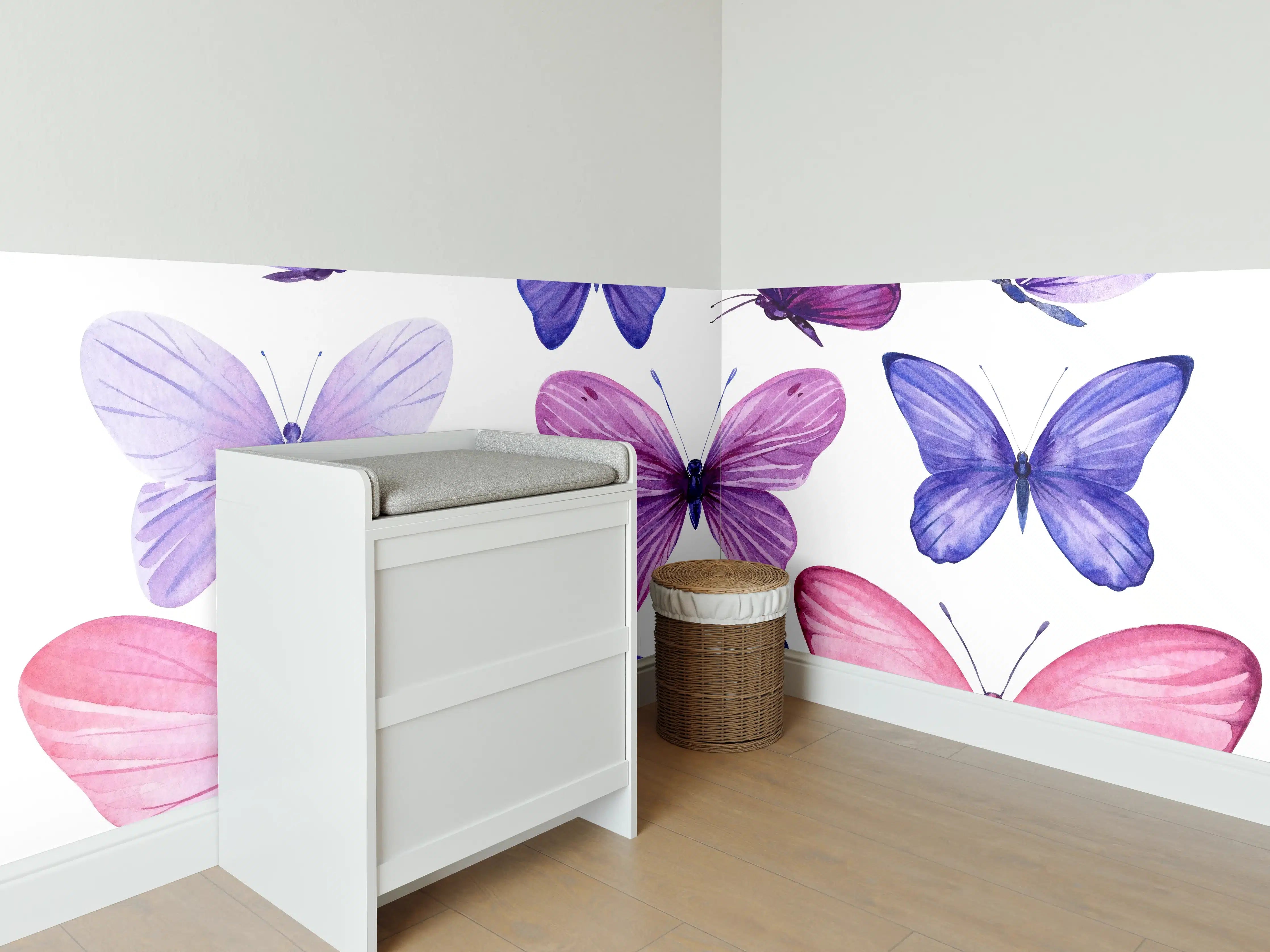 Babyzimmer Wandgestaltung - Wunderschöne Schmetterlinge auf weißem Hintergrund