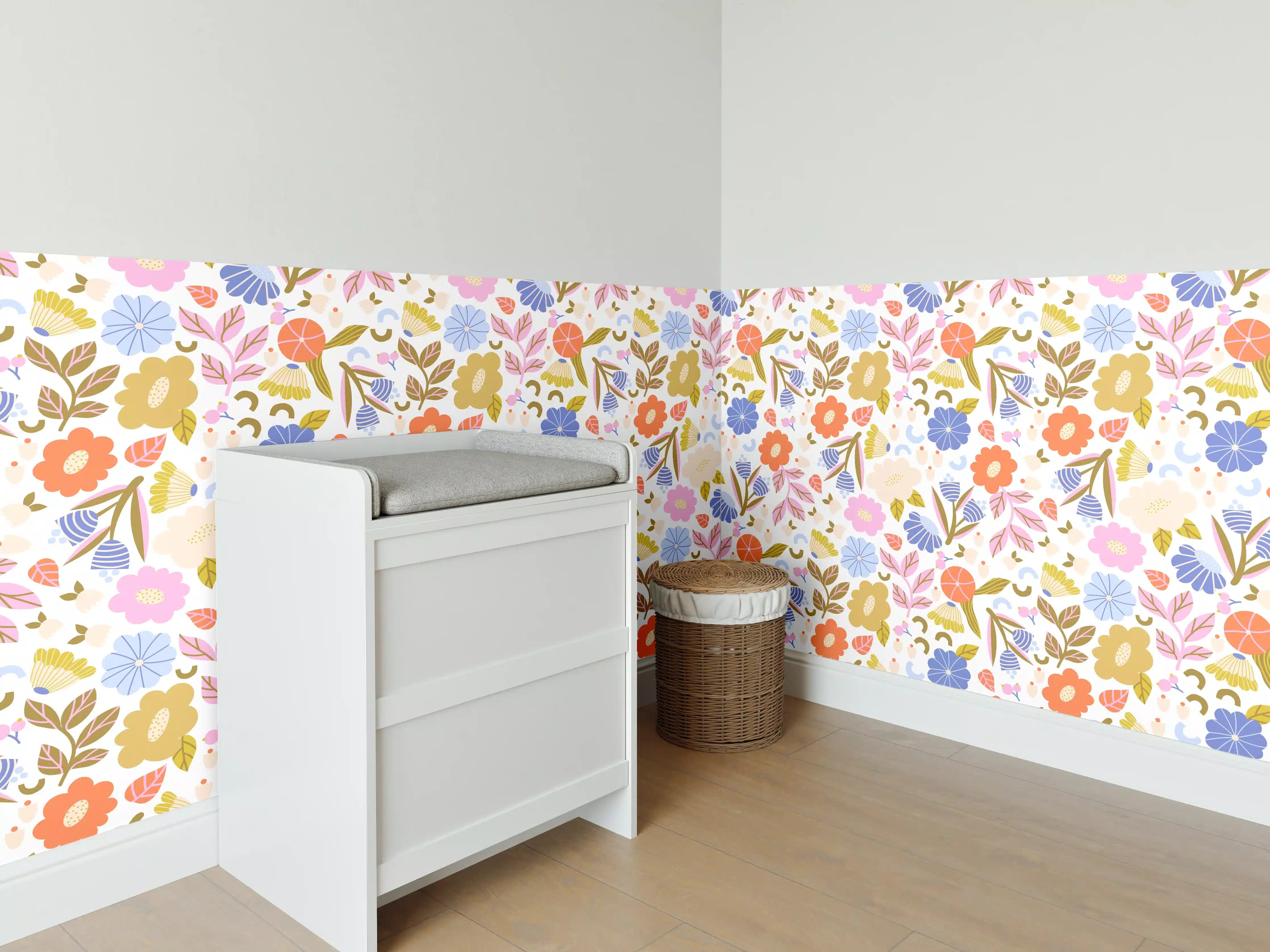 Babyzimmer Wandgestaltung - Zarte Graublumen in Pastellfarben