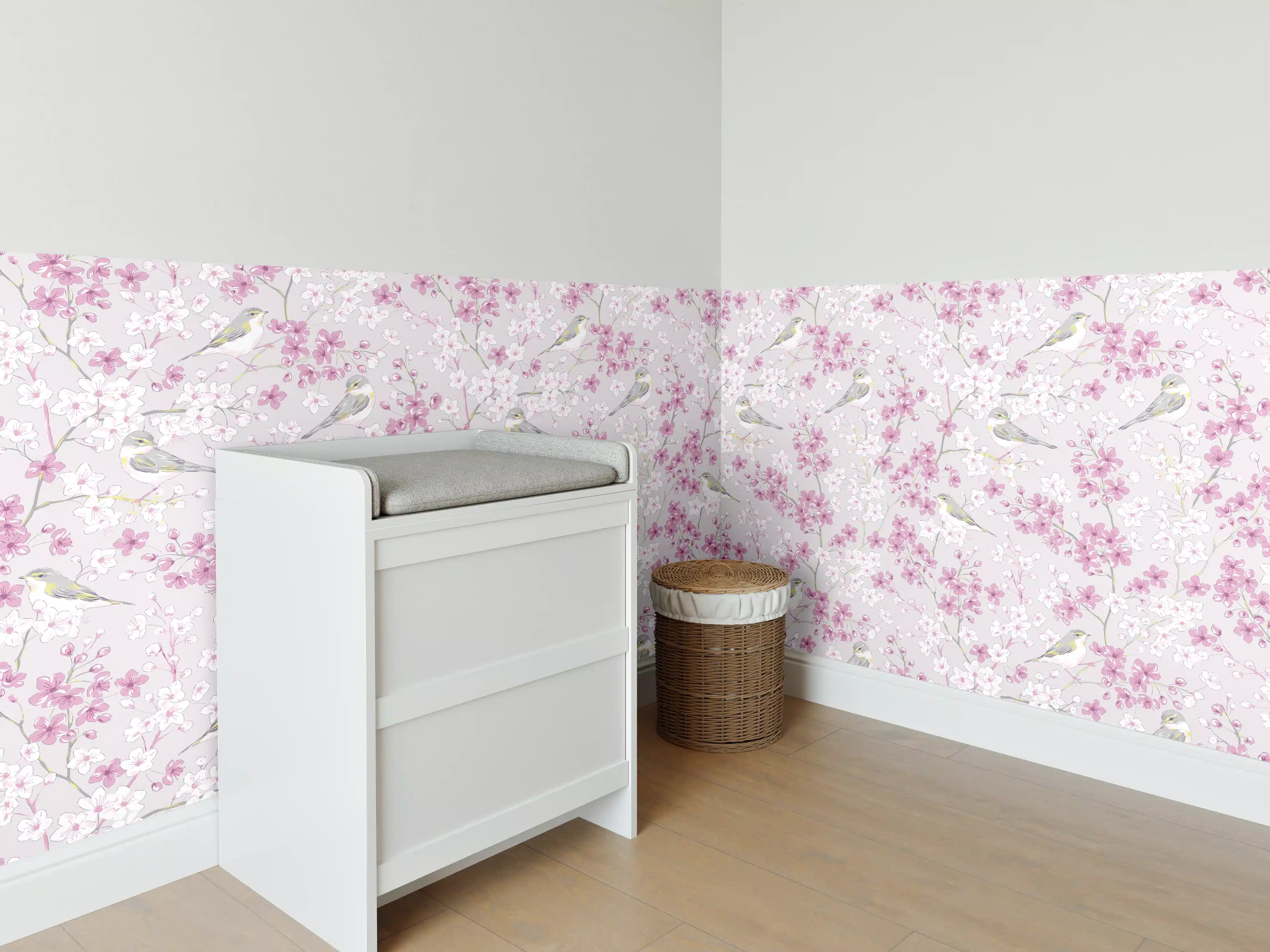 Babyzimmer Wandgestaltung - Zarte Kirschblüten mit Krähen