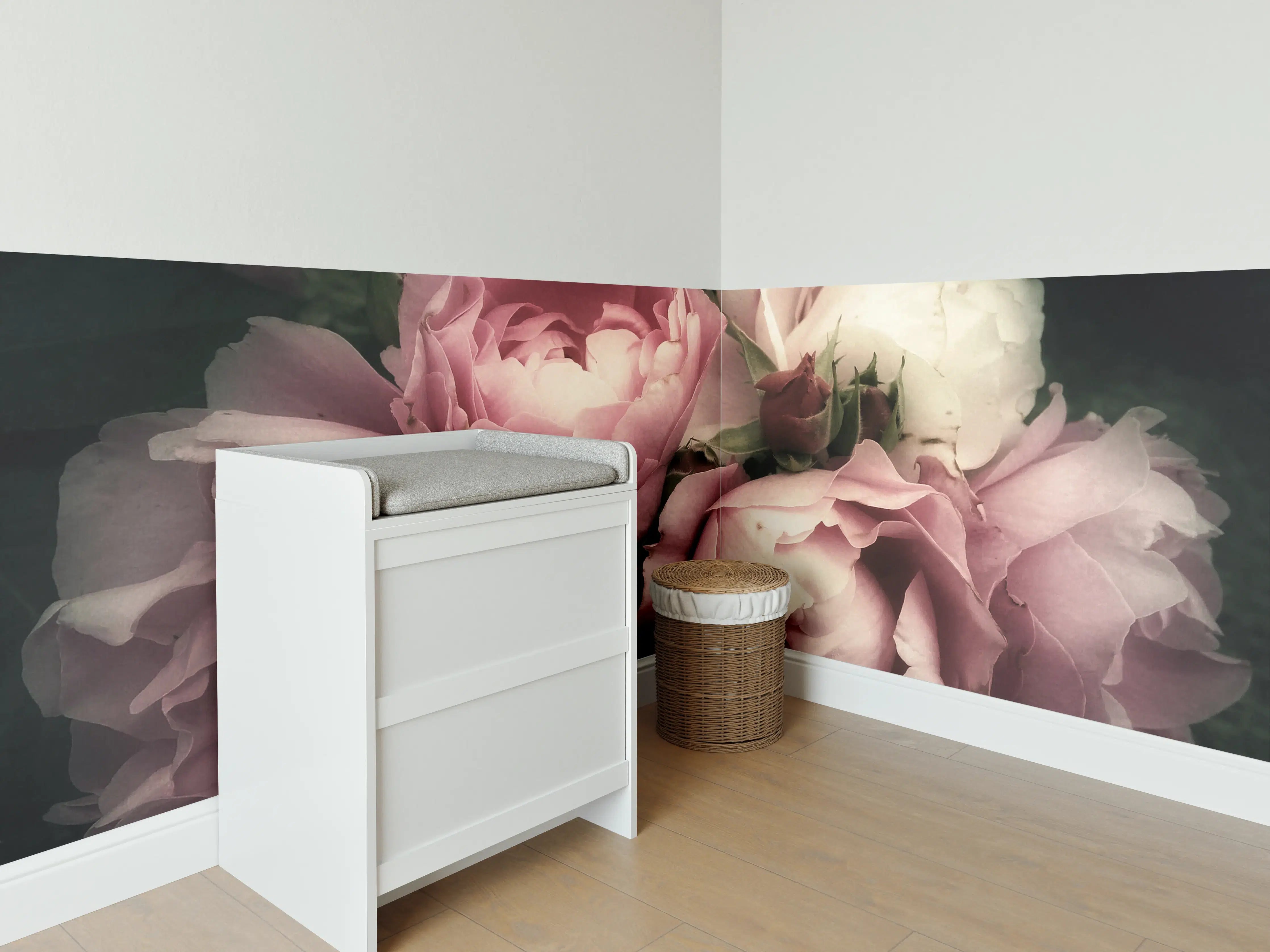 Babyzimmer Wandgestaltung - Zarte Rosenblüten in Pink und Weiß