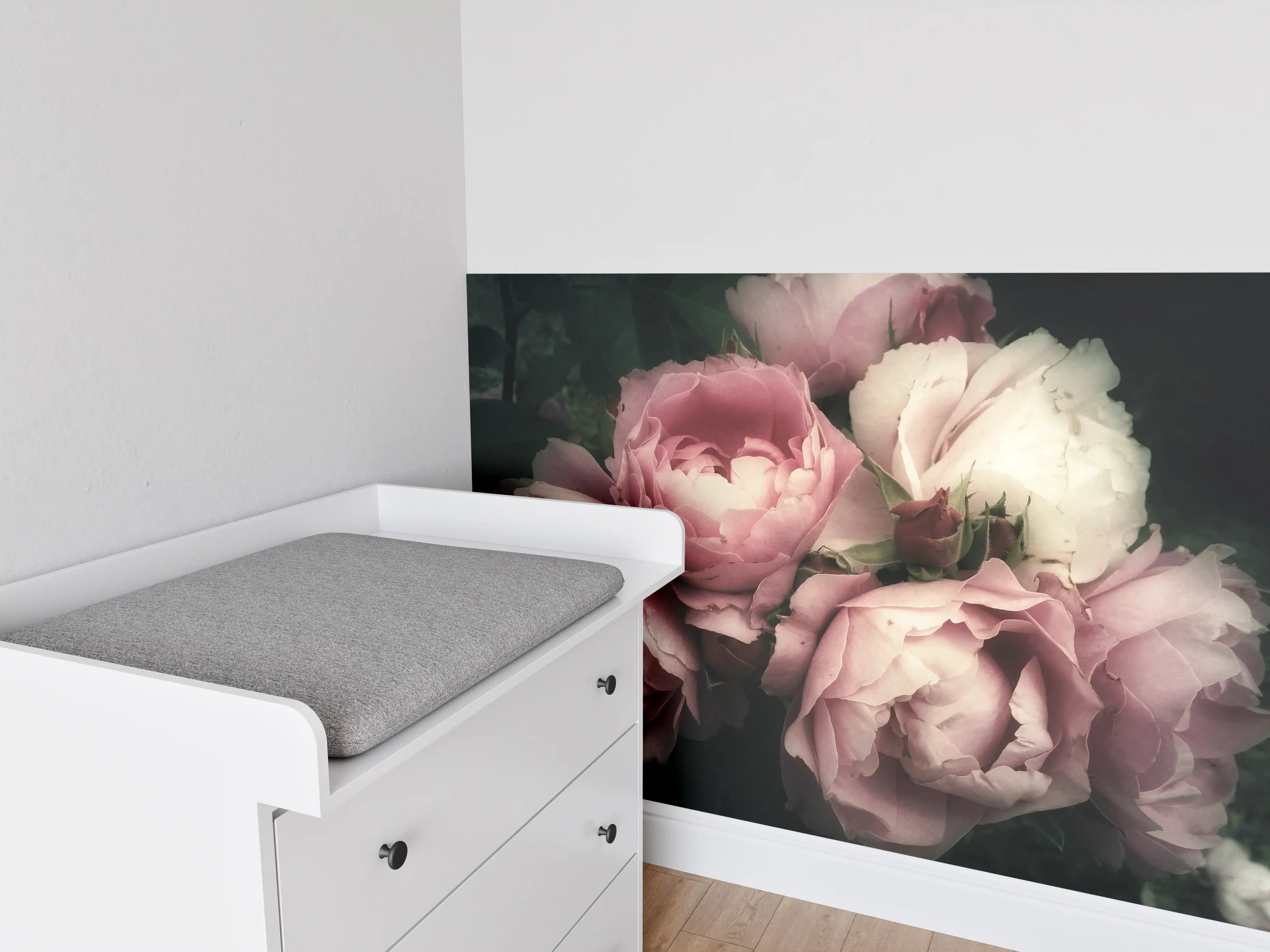 Babyzimmer Wandgestaltung - Zarte Rosenblüten in Pink und Weiß