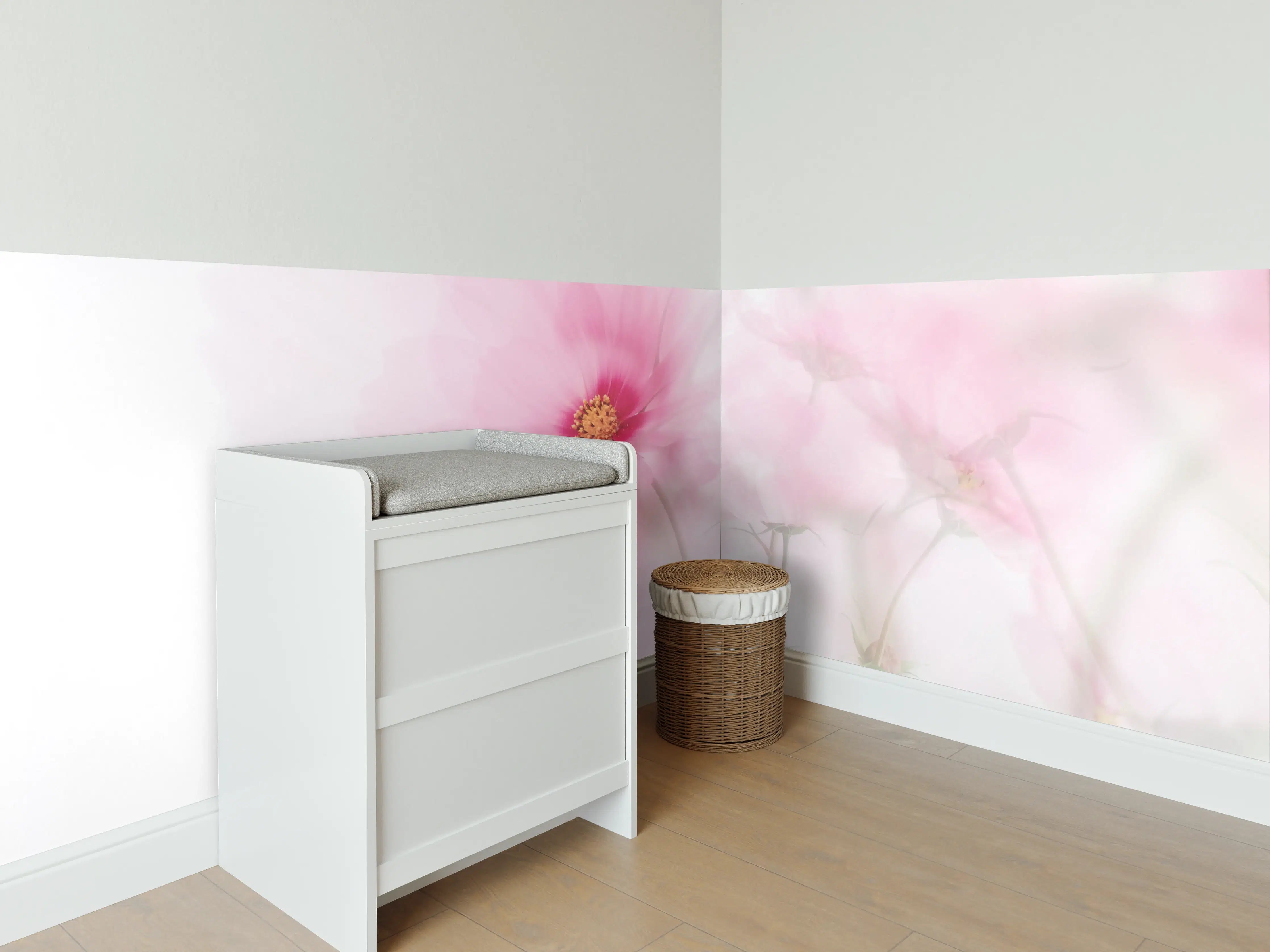 Babyzimmer Wandgestaltung - Zartrosa Blumen mit weicher Focus-Optik