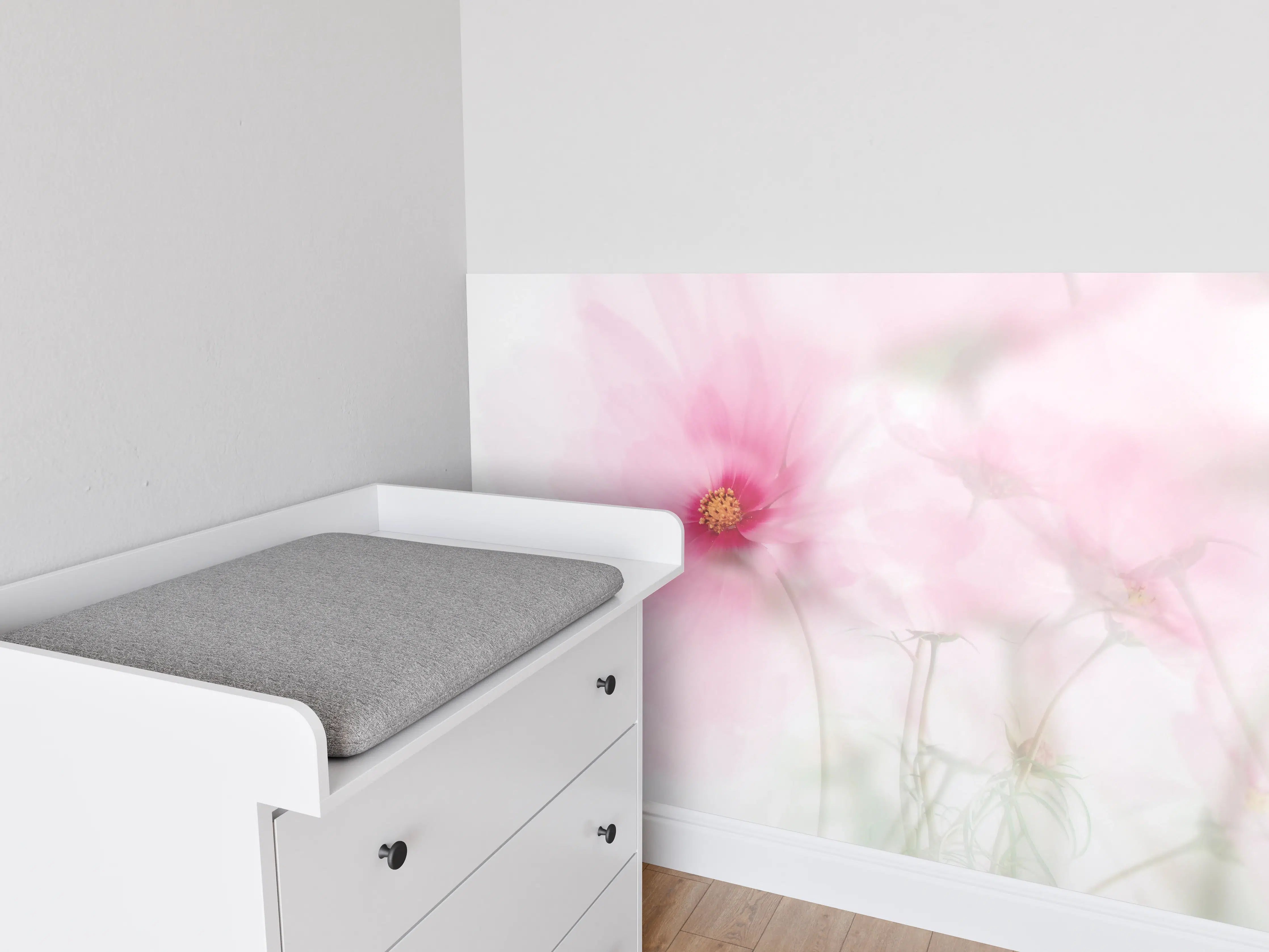 Babyzimmer Wandgestaltung - Zartrosa Blumen mit weicher Focus-Optik