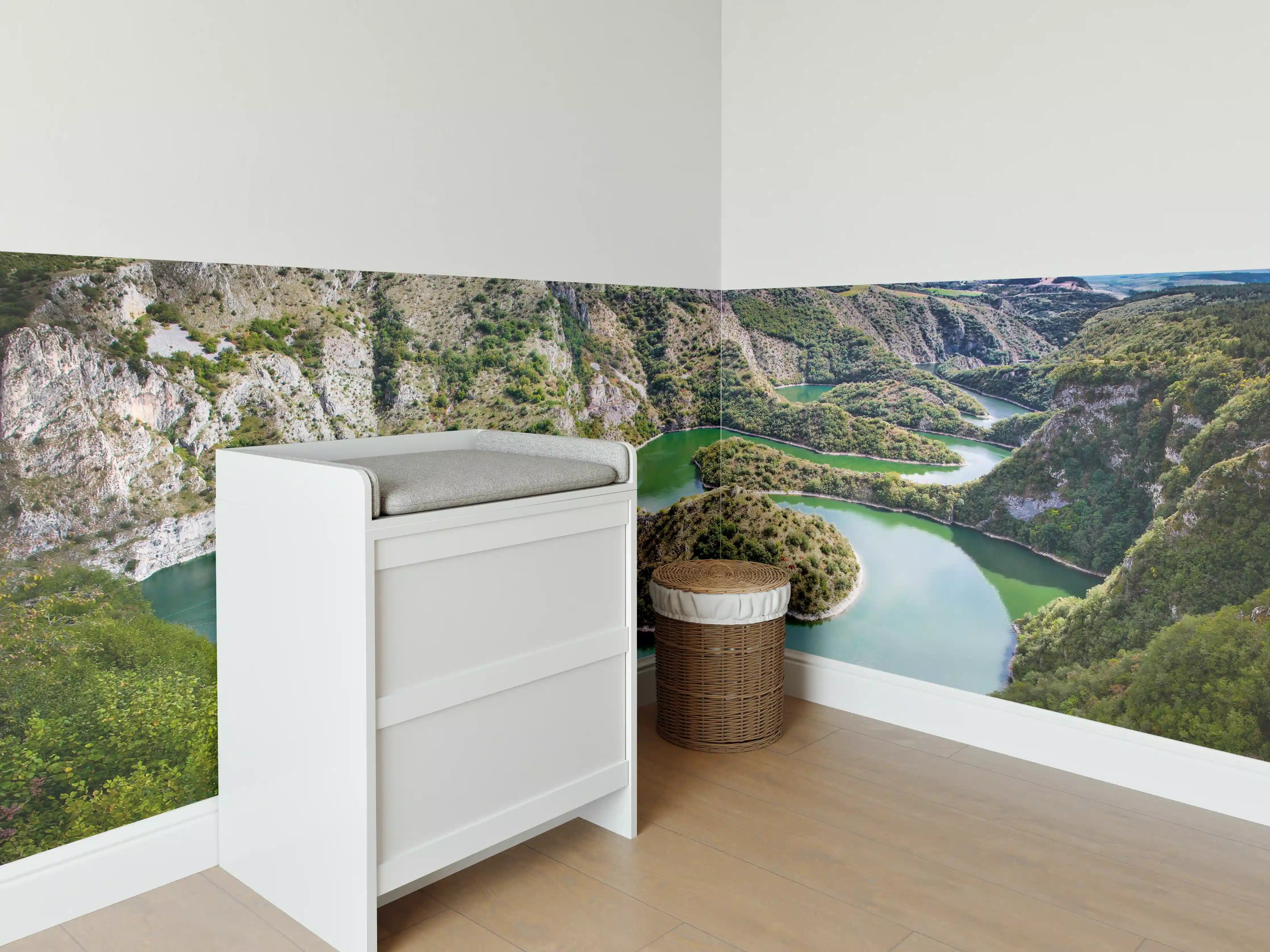 Babyzimmer Wandgestaltung - Zauberhafte Flusslandschaft mit Kurven