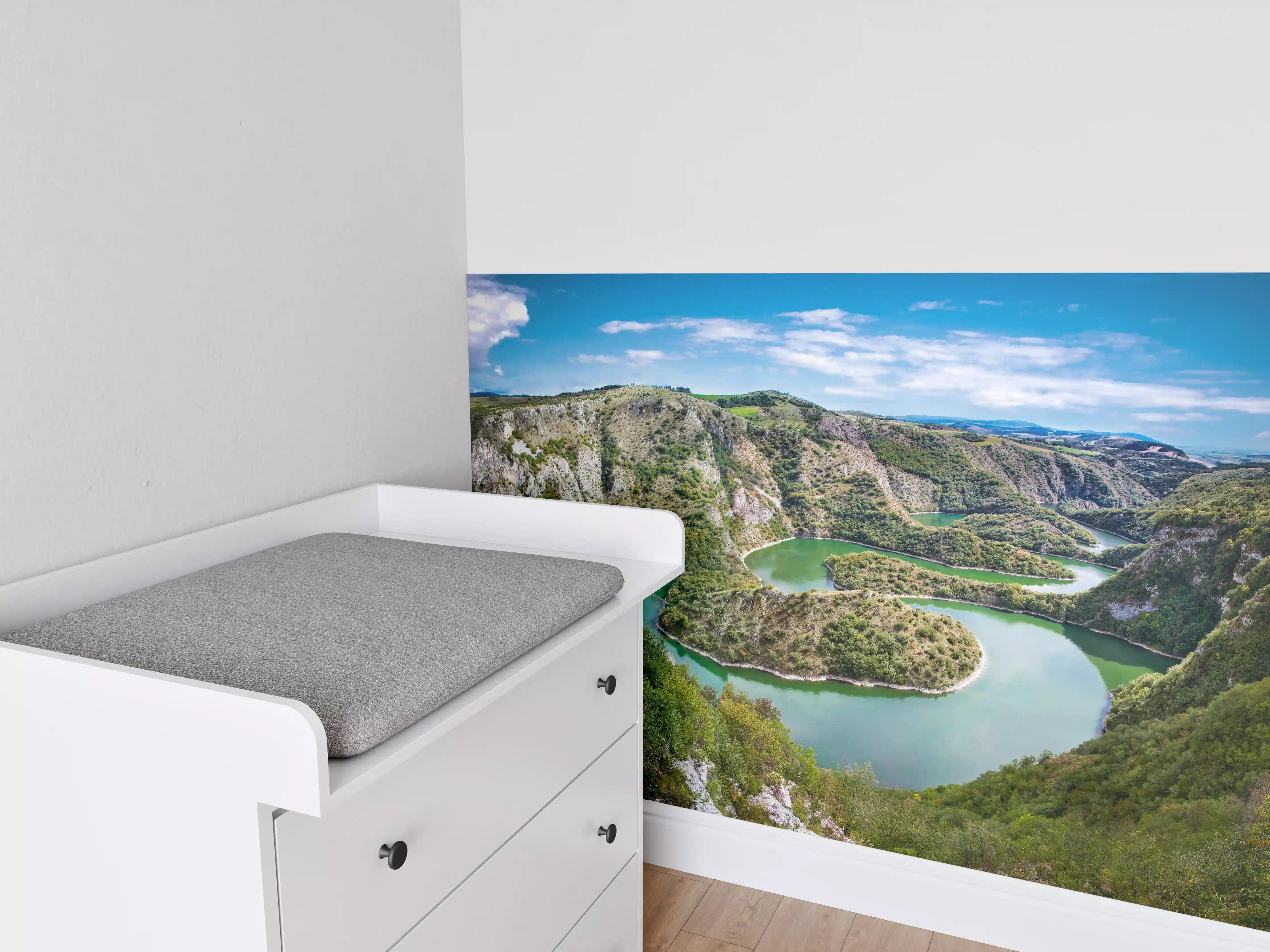 Babyzimmer Wandgestaltung - Zauberhafte Flusslandschaft mit Kurven