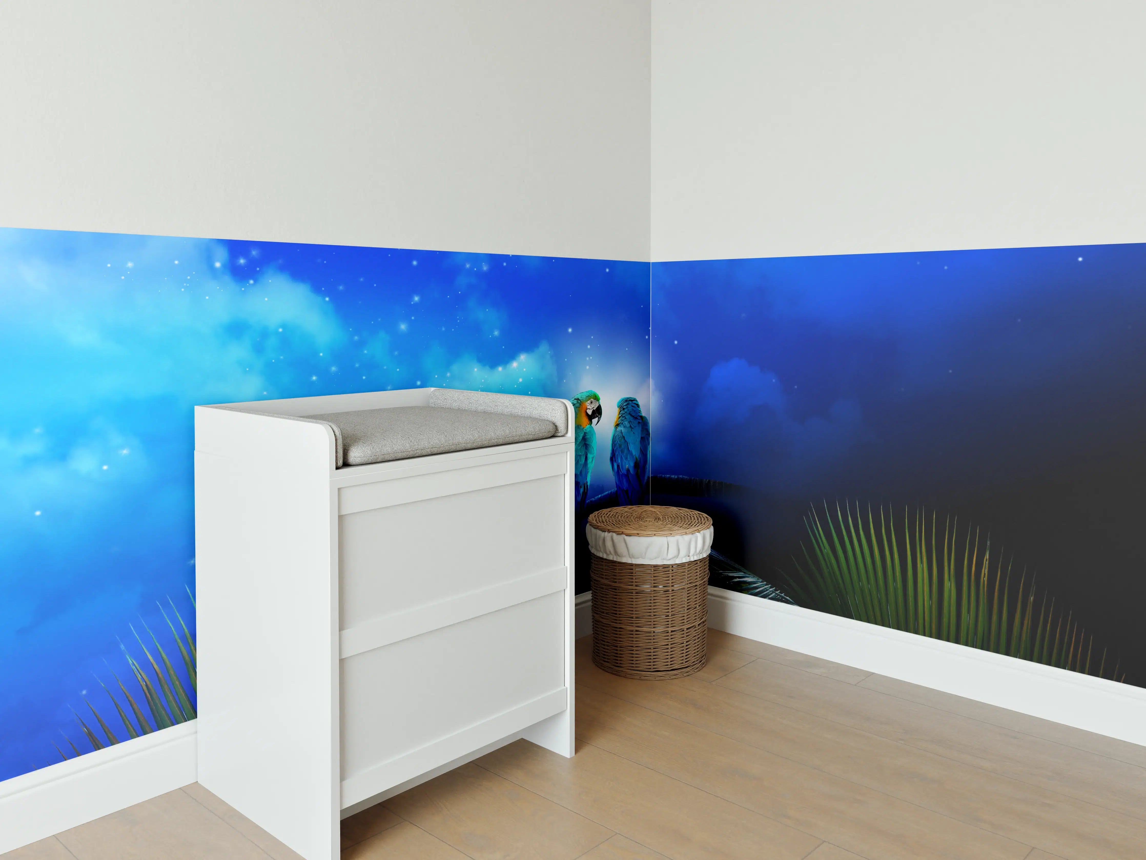Babyzimmer Wandgestaltung - Zwei Papageien nachts am Strand