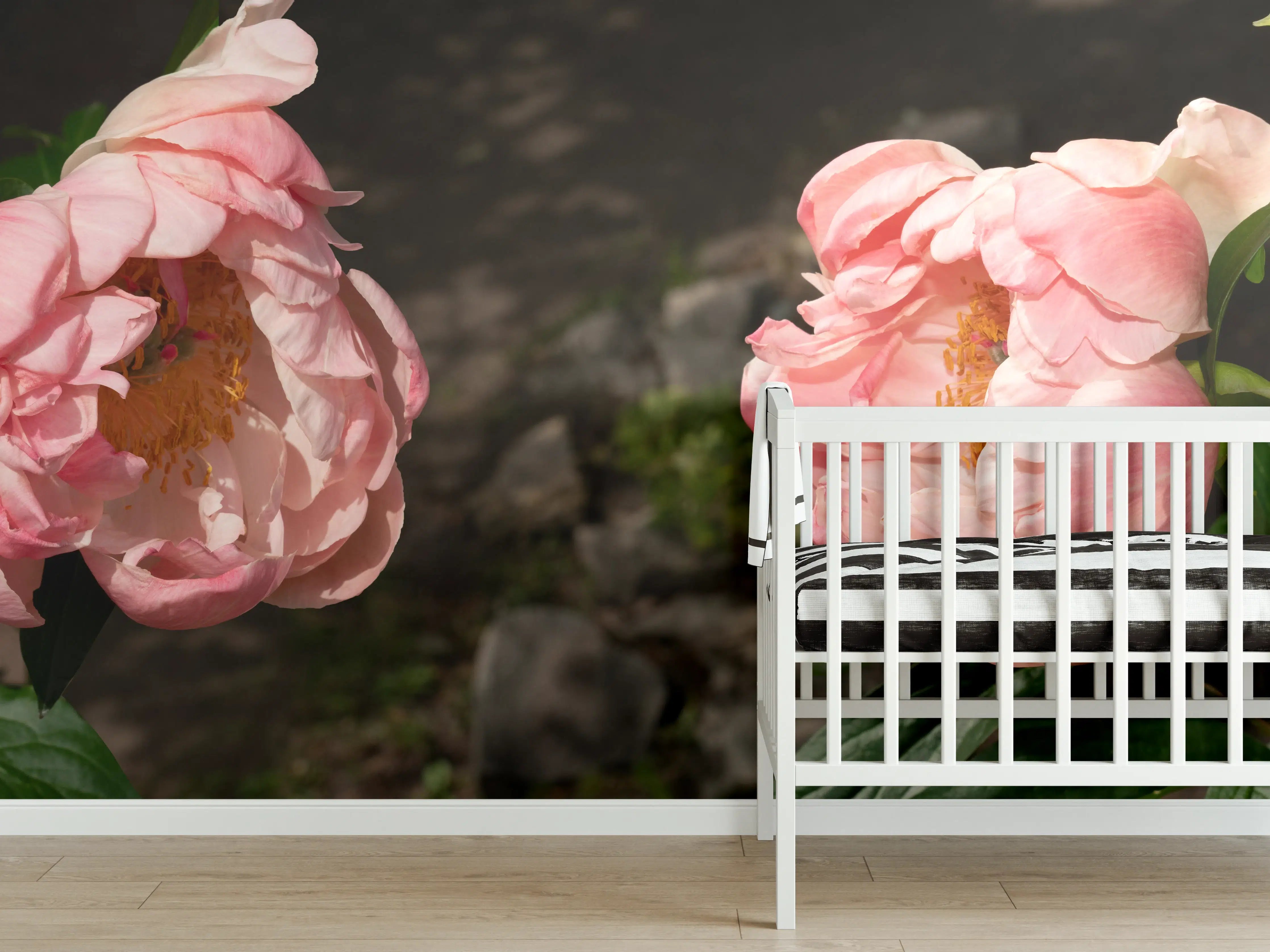 Babyzimmer Wandgestaltung - Zwei rosa Pfingstrosen in einem alten Garten.
