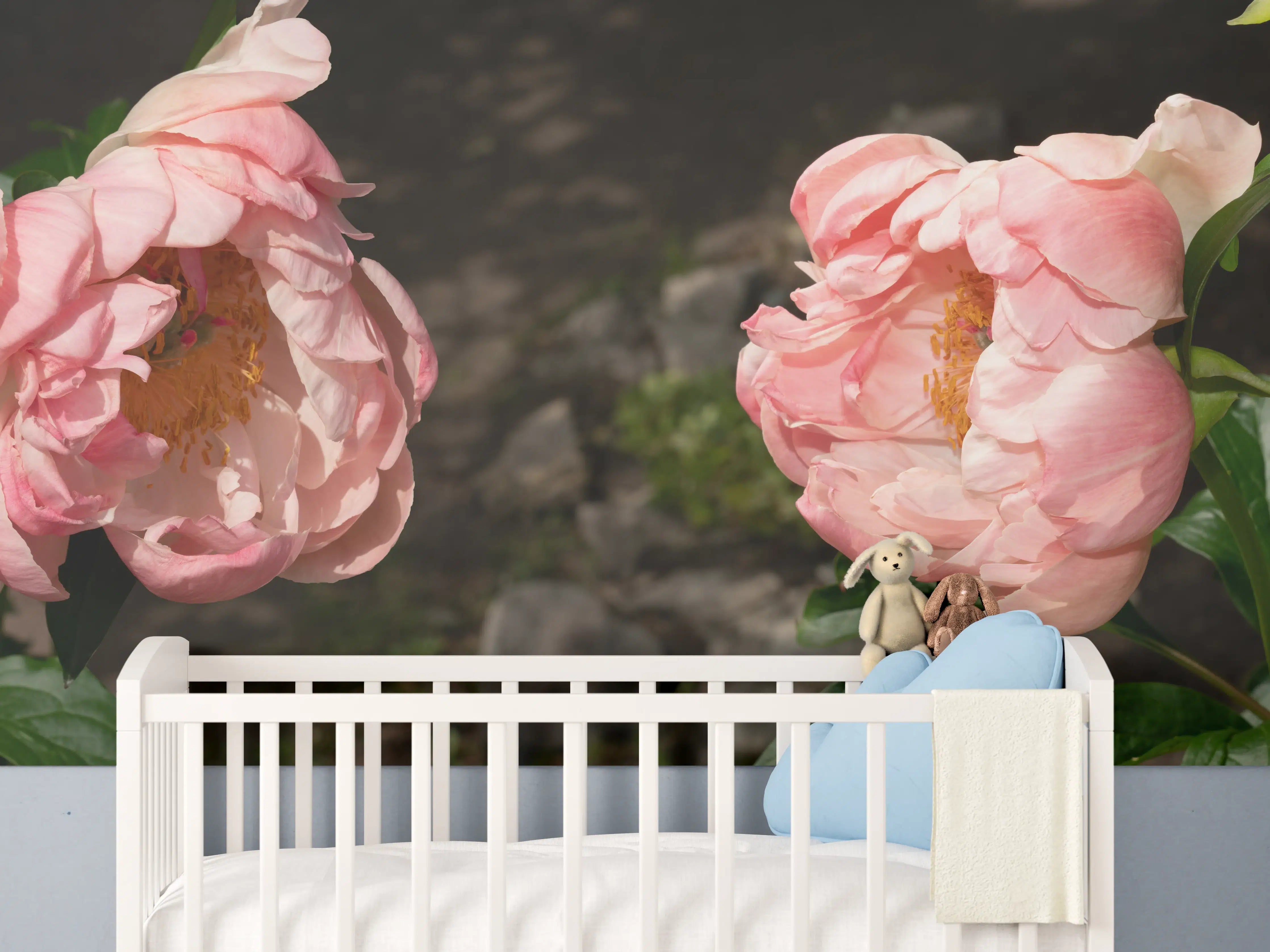 Babyzimmer Wandgestaltung - Zwei rosa Pfingstrosen in einem alten Garten.