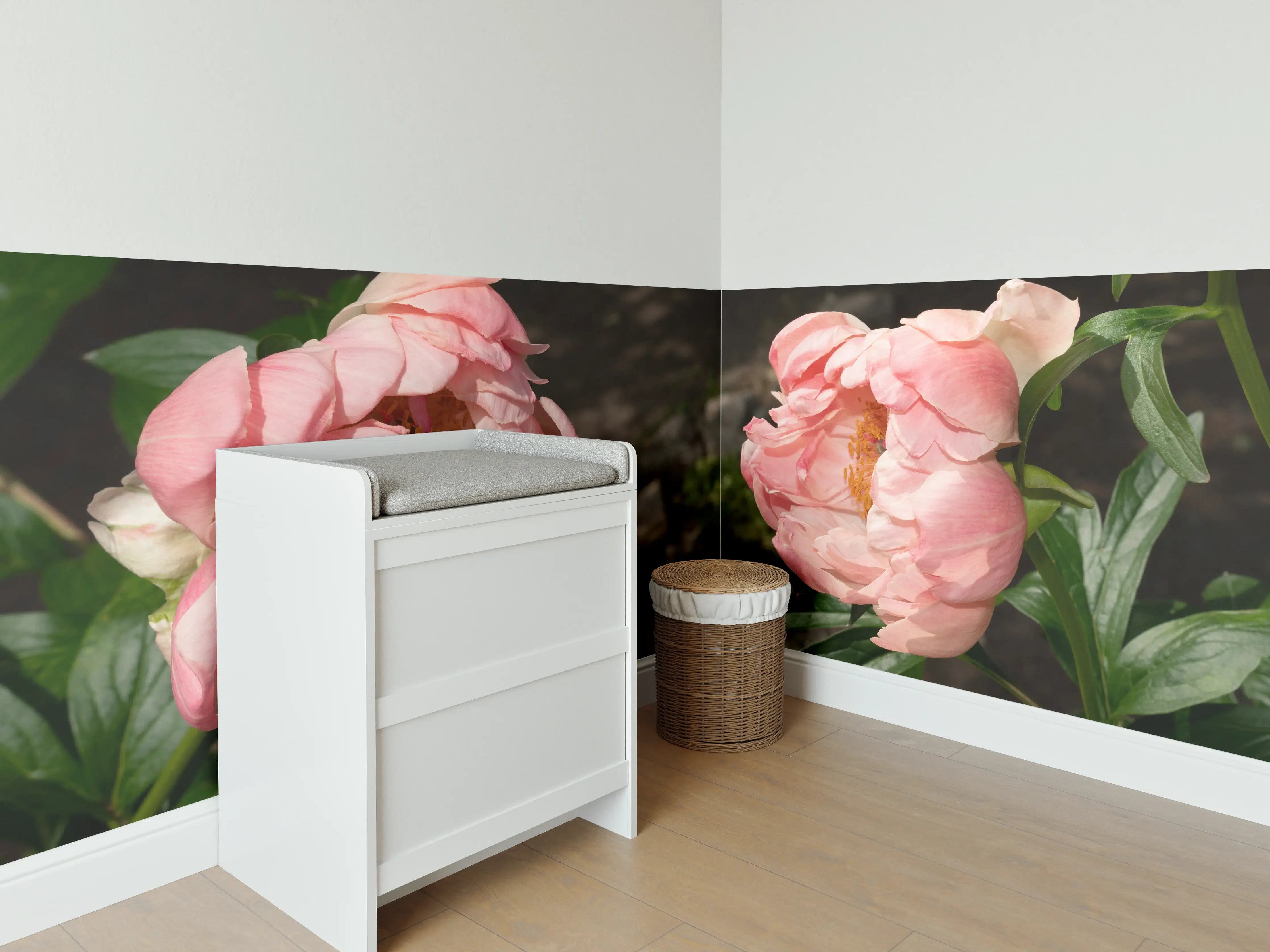 Babyzimmer Wandgestaltung - Zwei rosa Pfingstrosen in einem alten Garten.