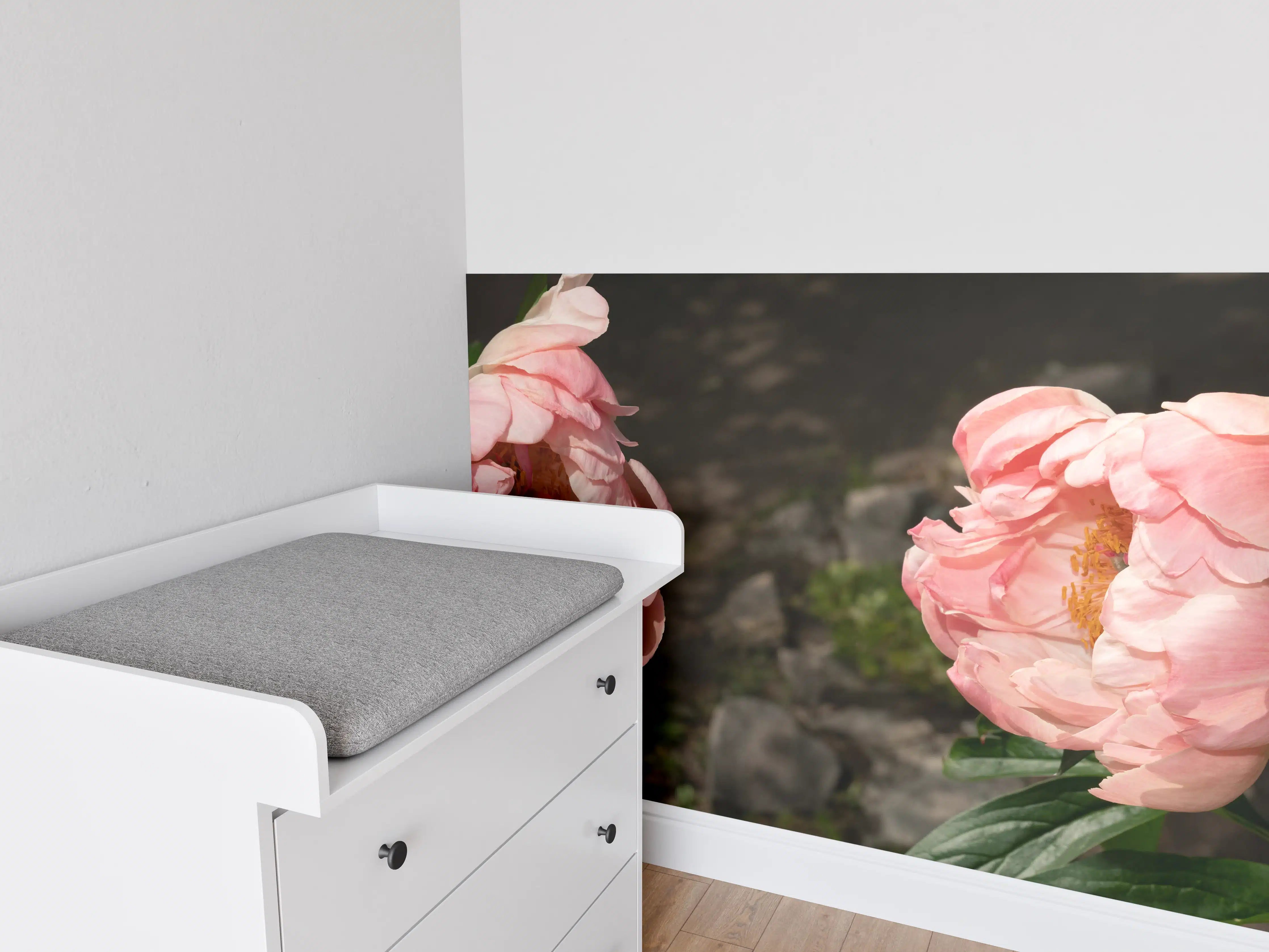 Babyzimmer Wandgestaltung - Zwei rosa Pfingstrosen in einem alten Garten.