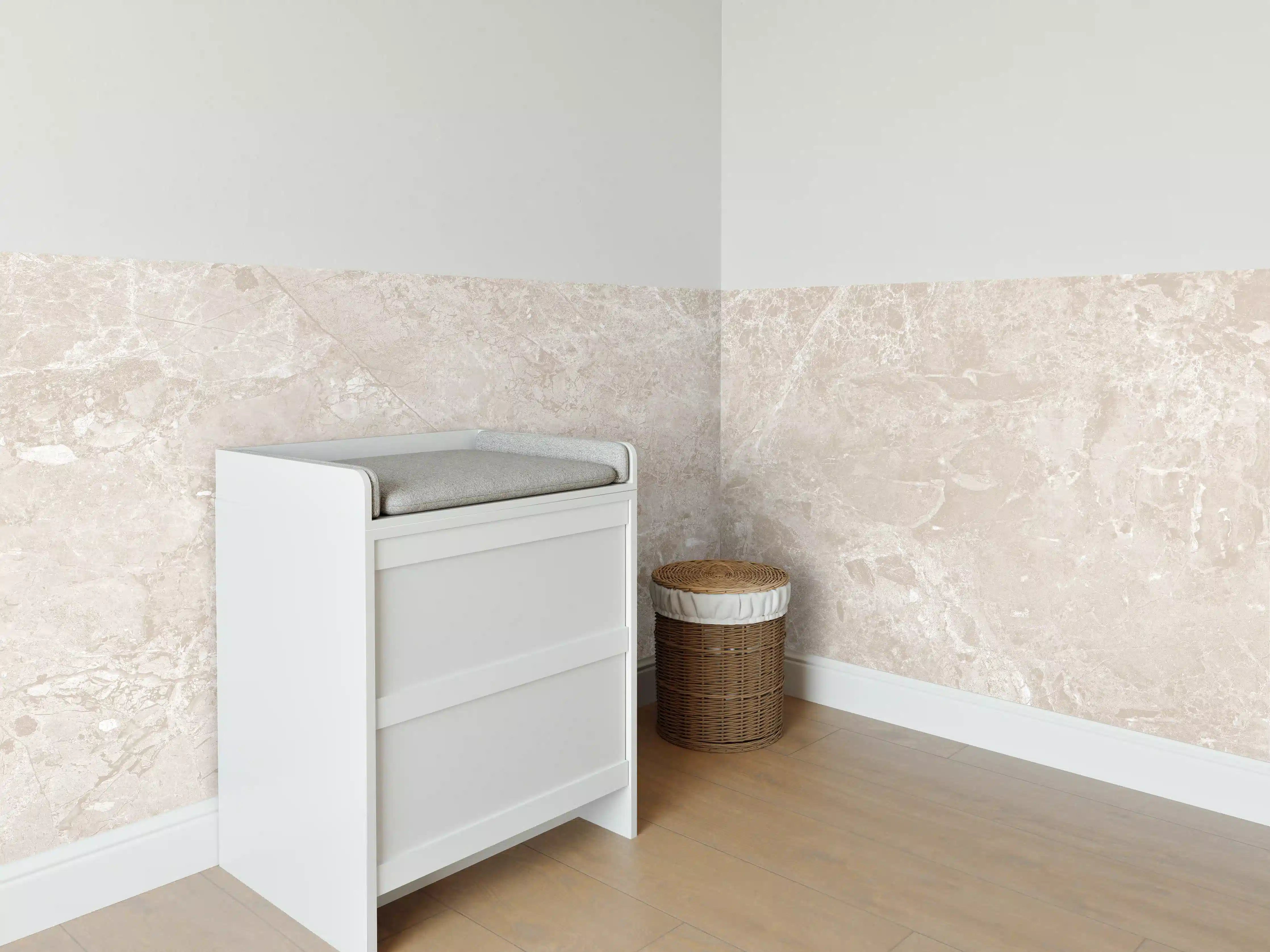 Babyzimmer Wandgestaltung - beiger Naturmarmor