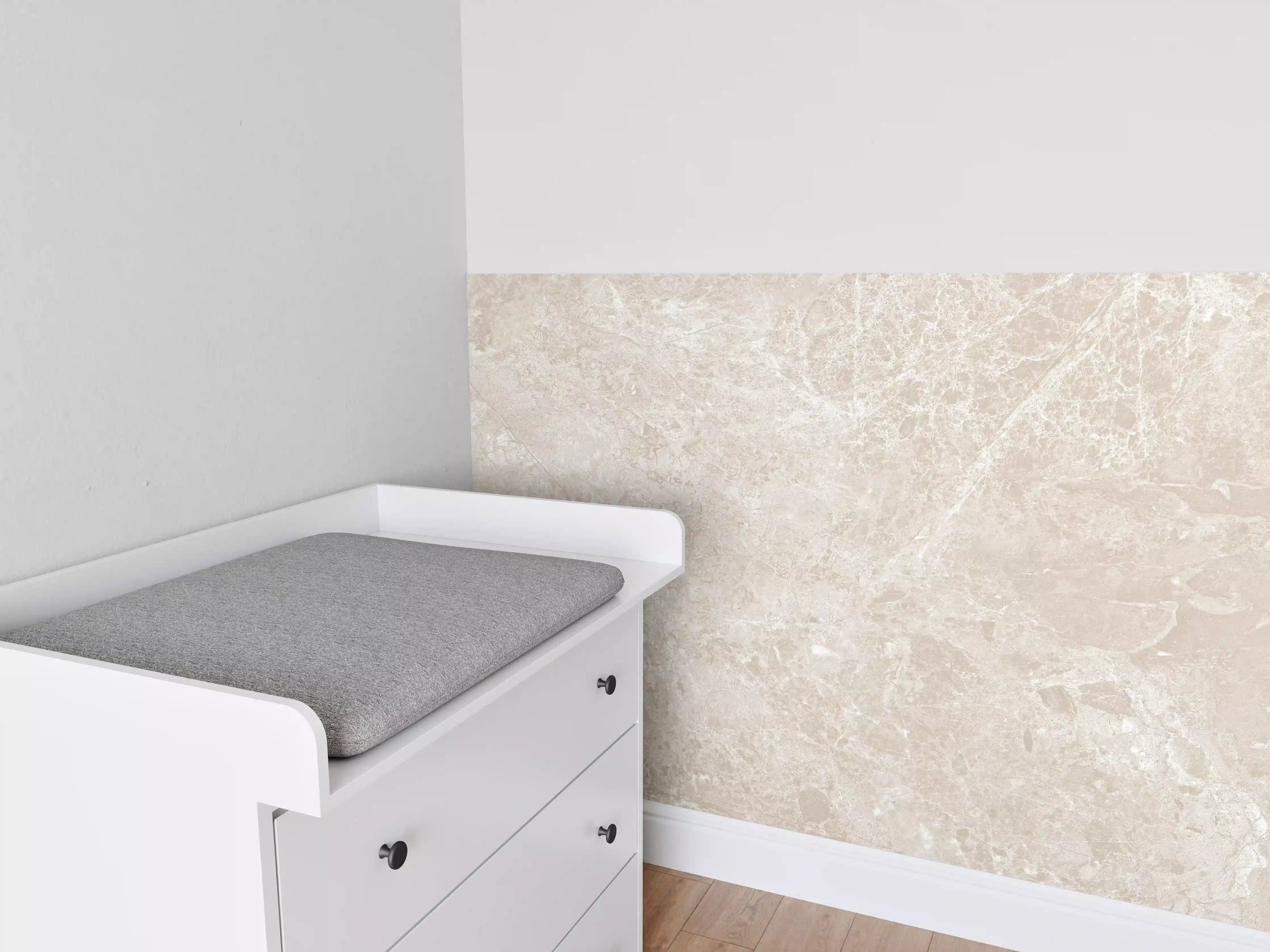 Babyzimmer Wandgestaltung - beiger Naturmarmor