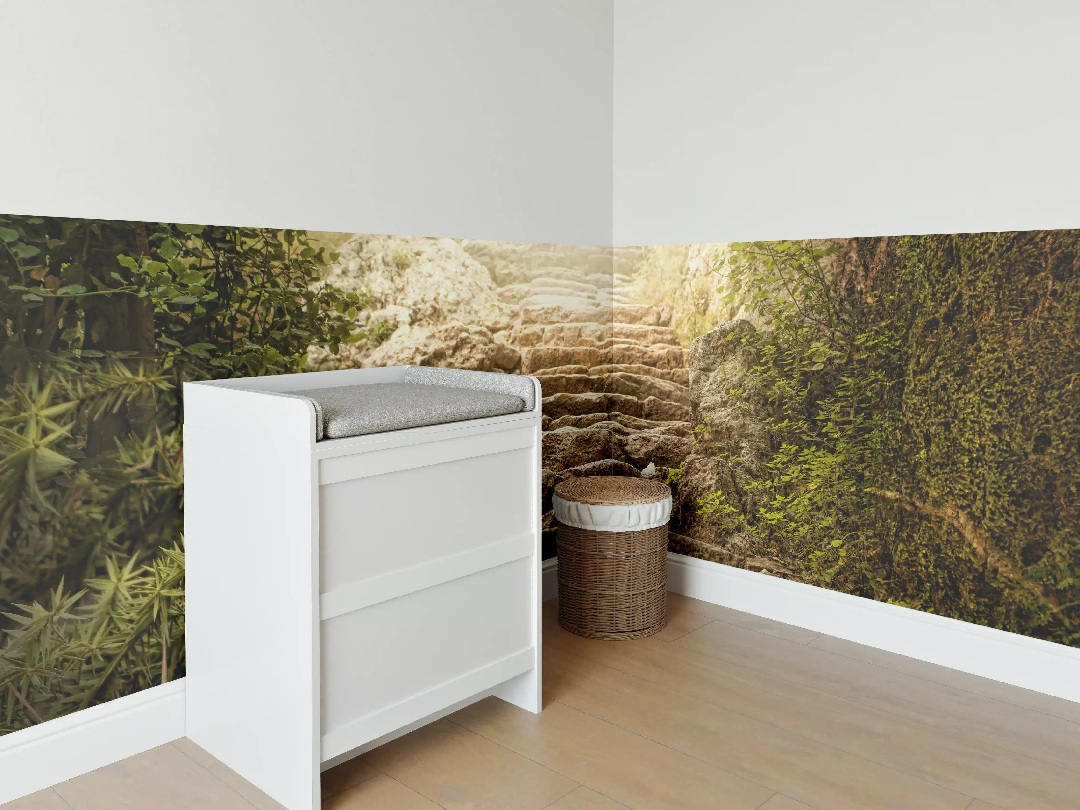 Babyzimmer Wandgestaltung - bewachsene Steintreppen in der Natur