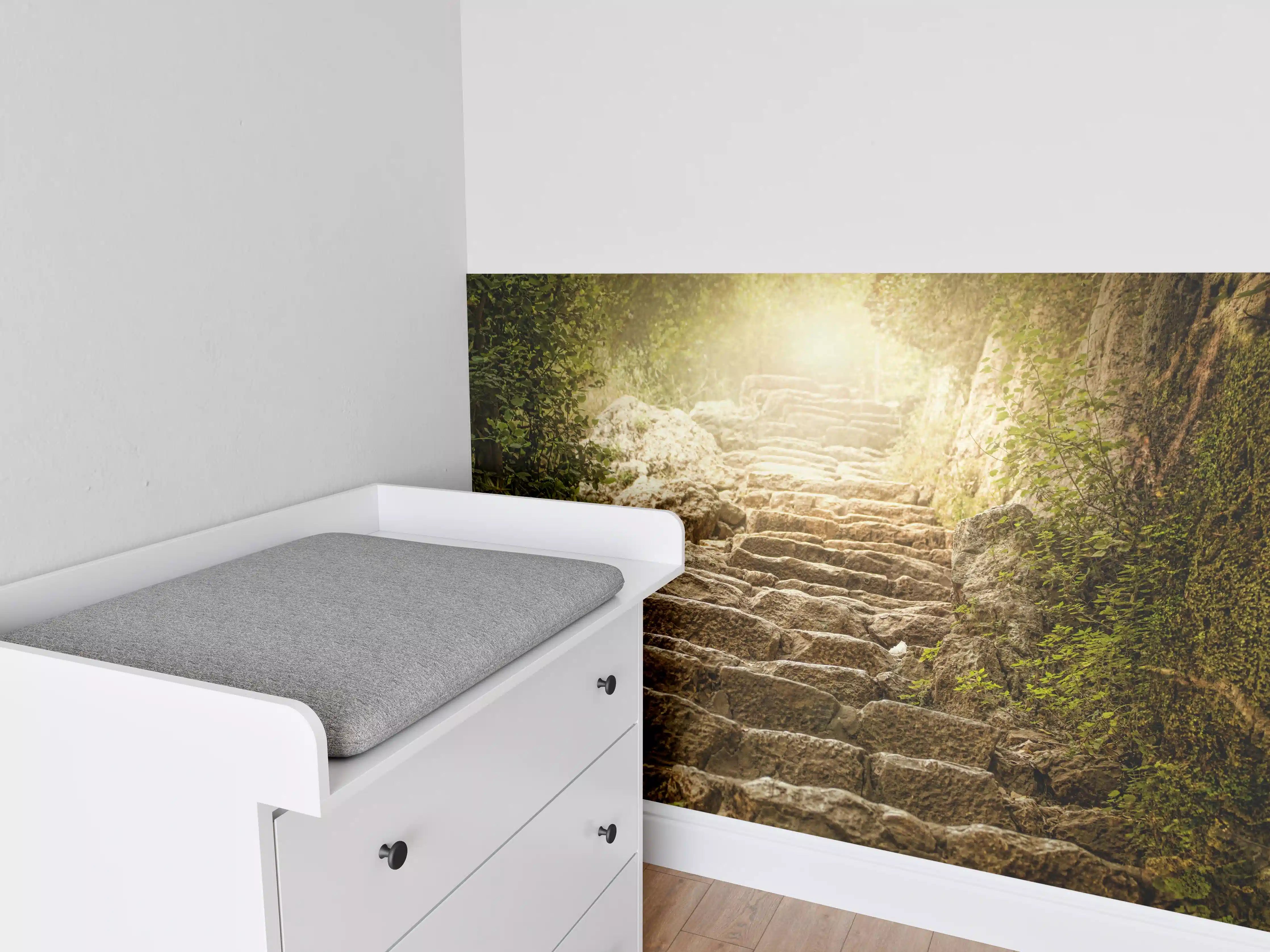 Babyzimmer Wandgestaltung - bewachsene Steintreppen in der Natur