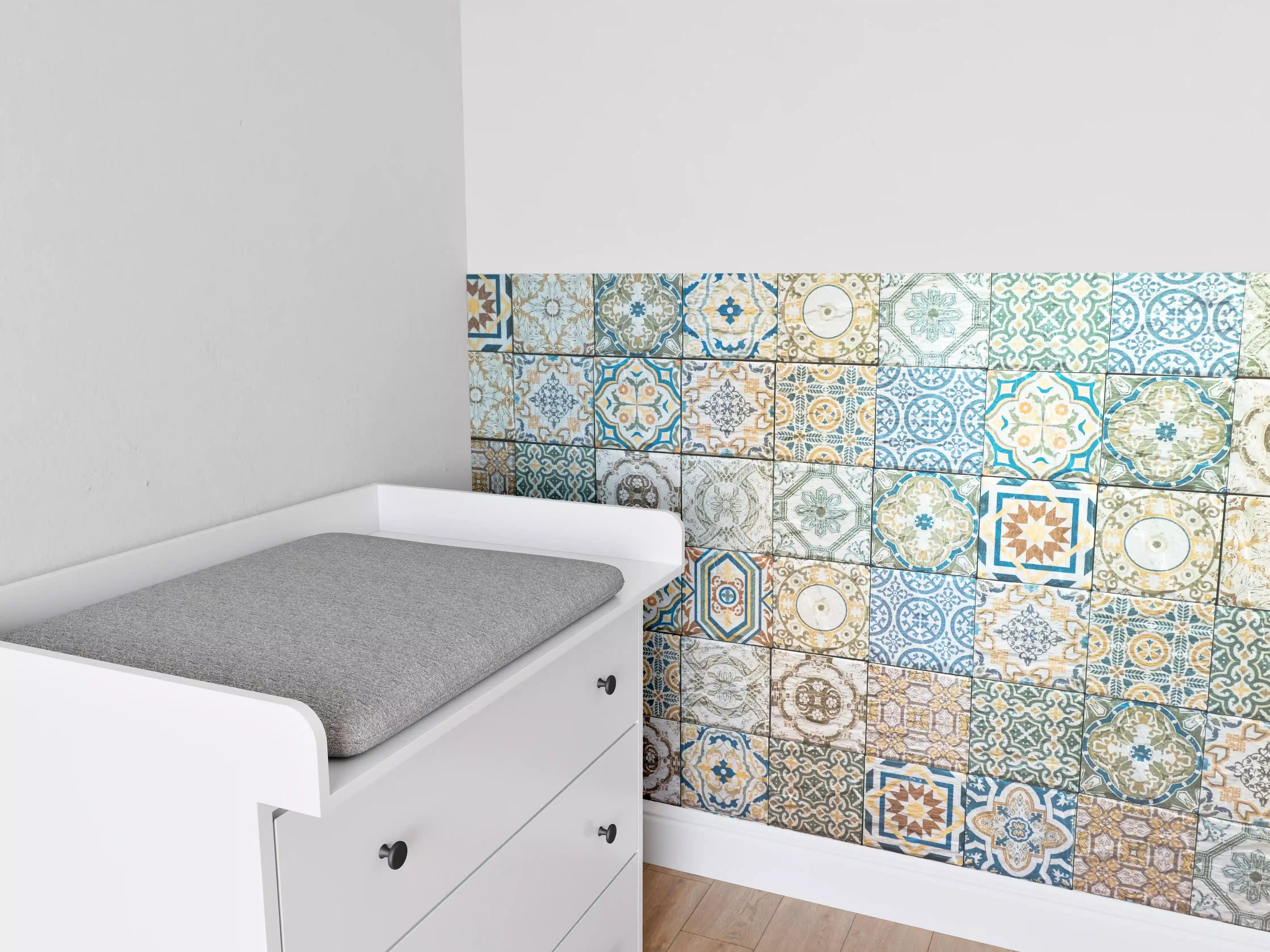 Babyzimmer Wandgestaltung - buntes Mosaik im spanischen Stil