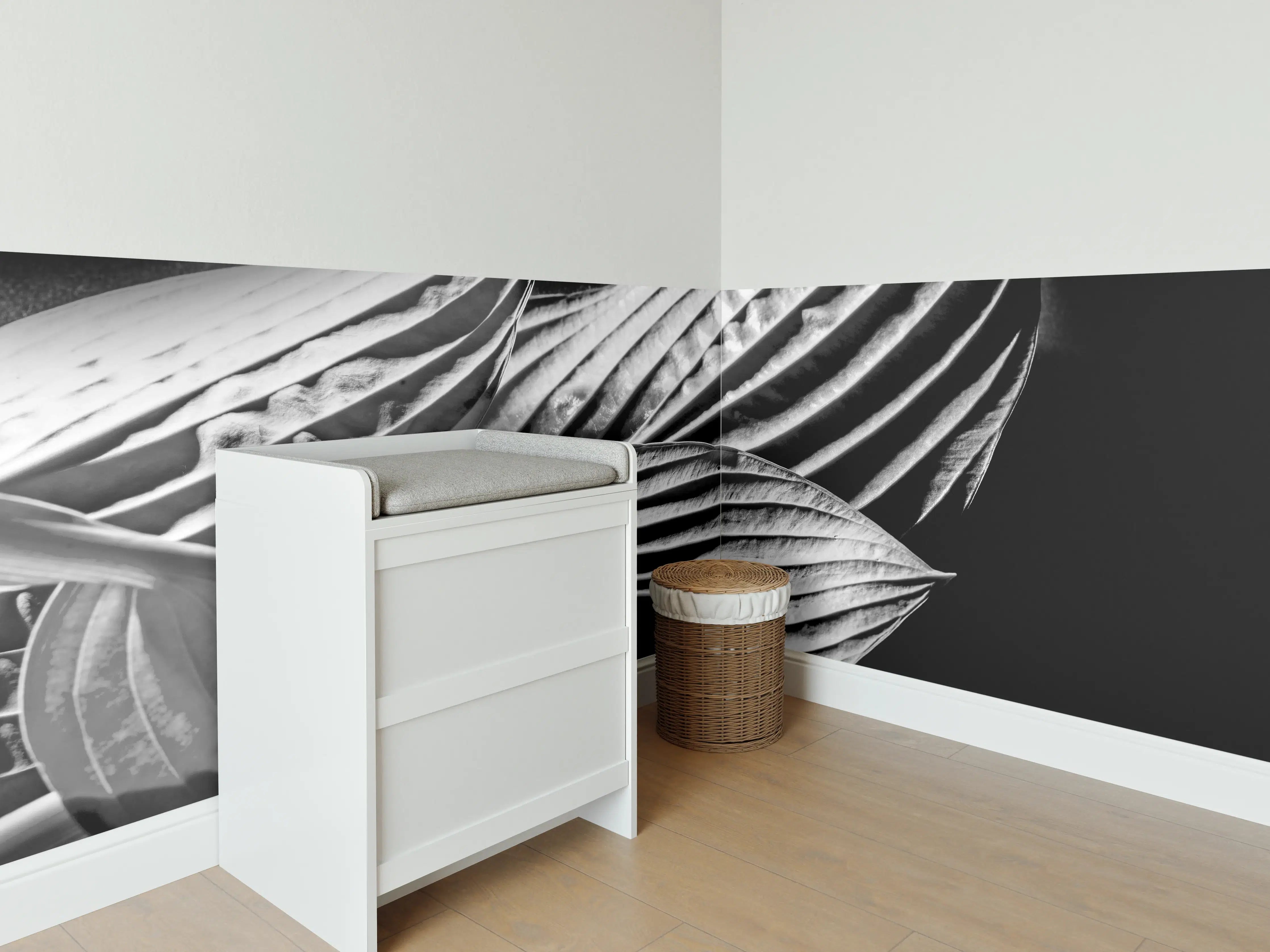 Babyzimmer Wandgestaltung - drei Blätter auf dunklem Hintergrund